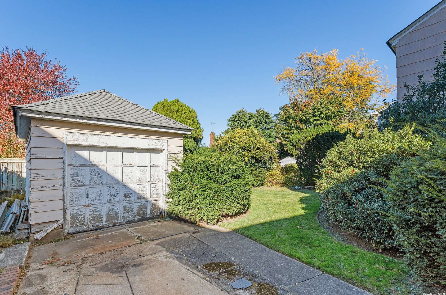 218-27 36th Ave, Flushing, NY 11361-1206