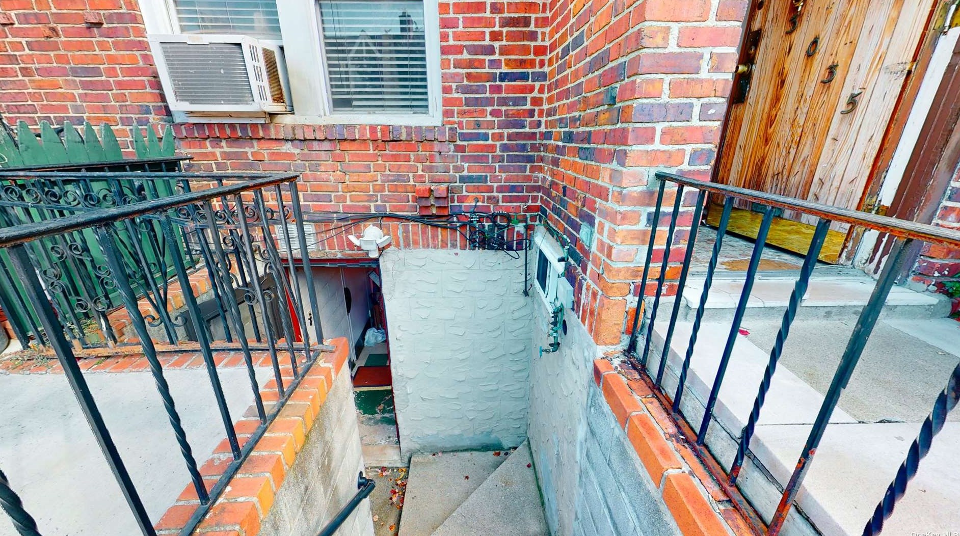 30-35 90th St, Flushing, NY 11369-1771