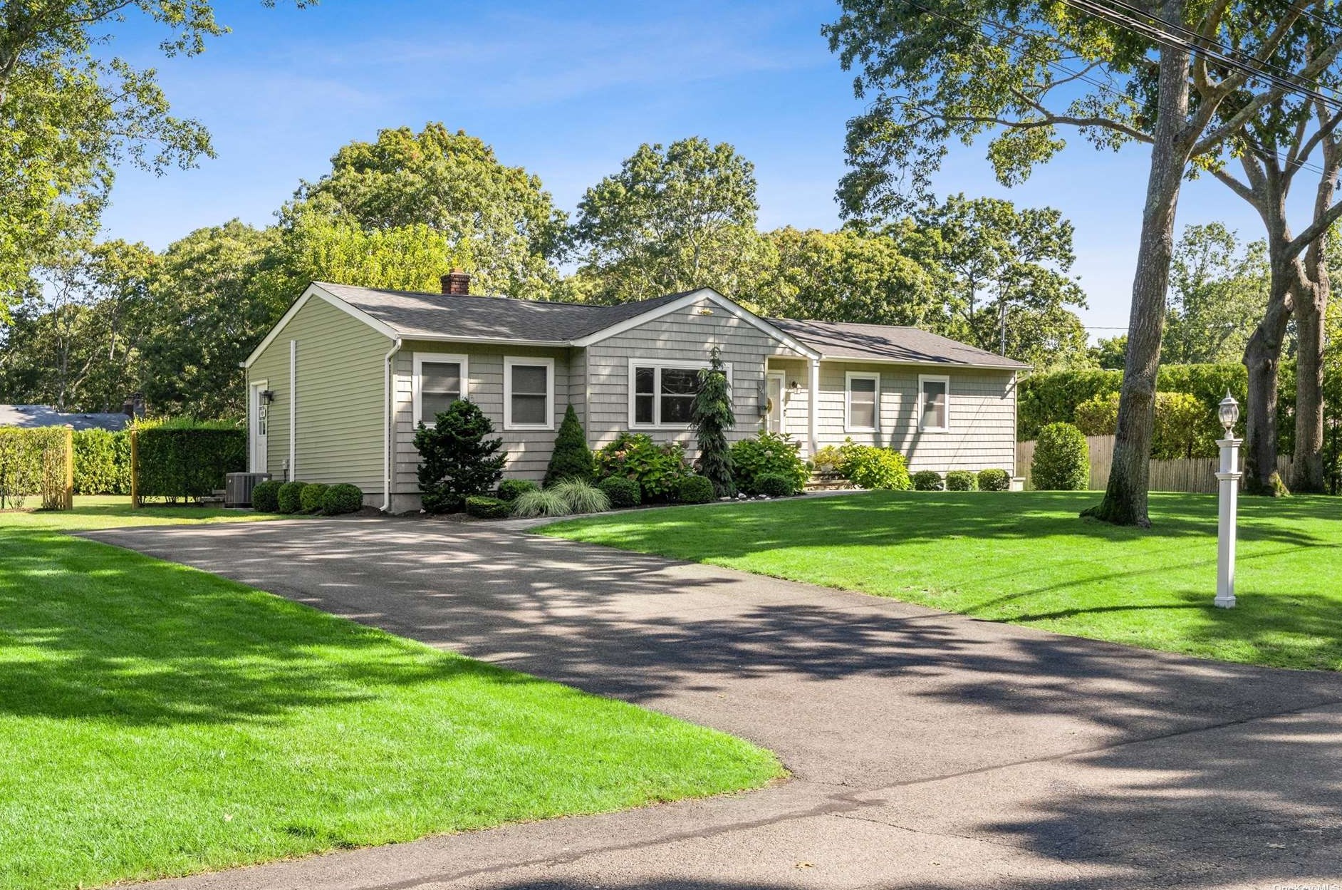 34 Rolling Hill Rd, Hampton Bays, NY 11946