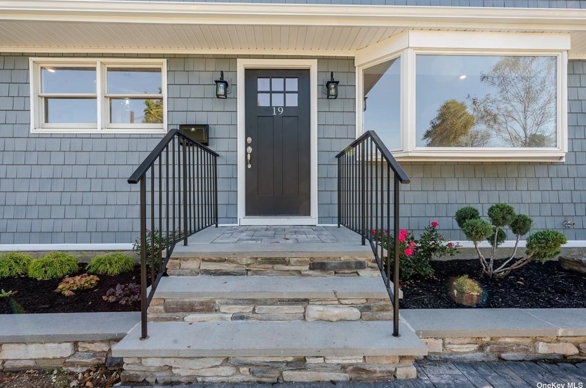 19 Clarissa Dr, Syosset, NY 11791-3712