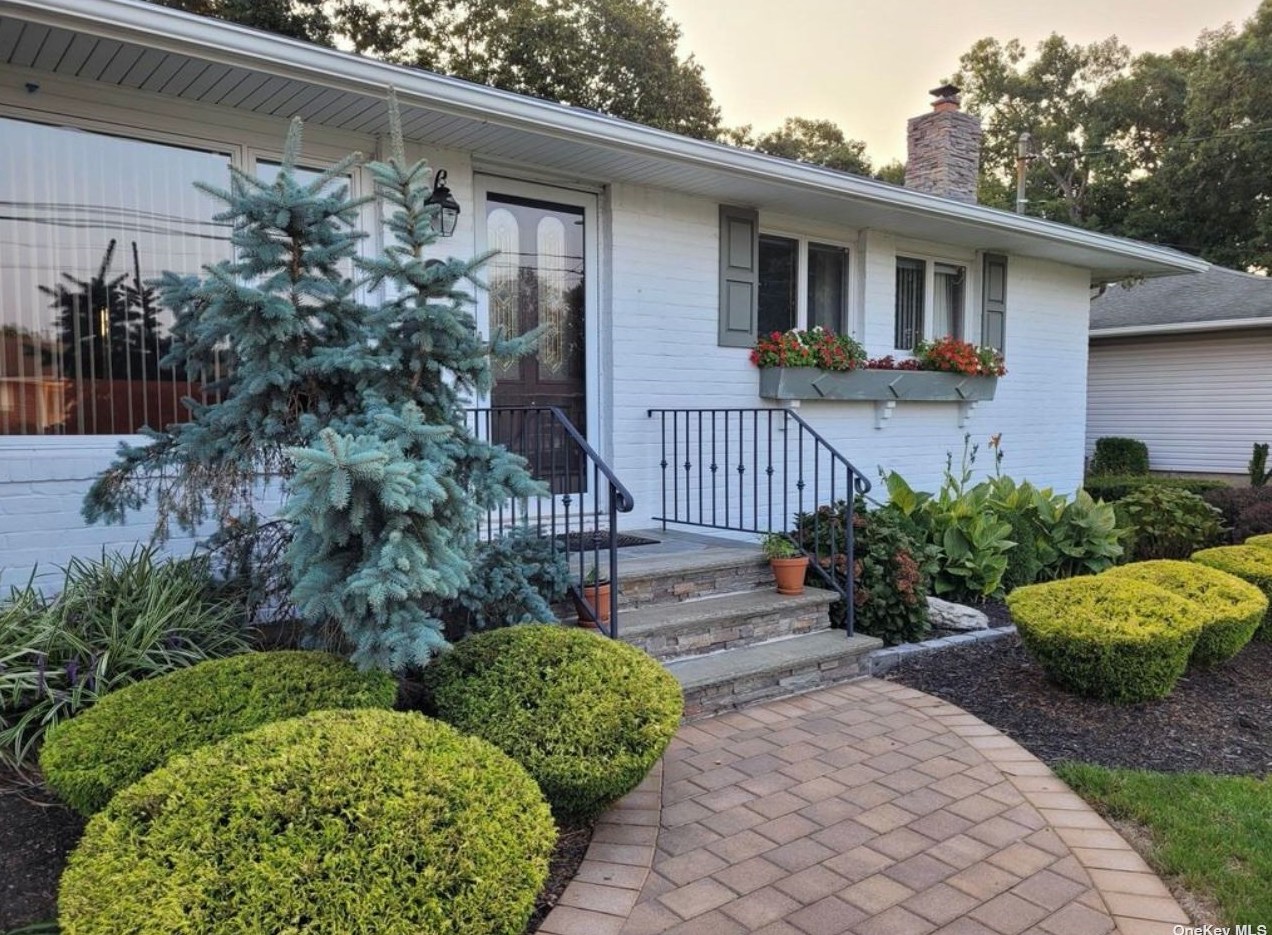 336 W 9th St, Deer Park, NY 11729