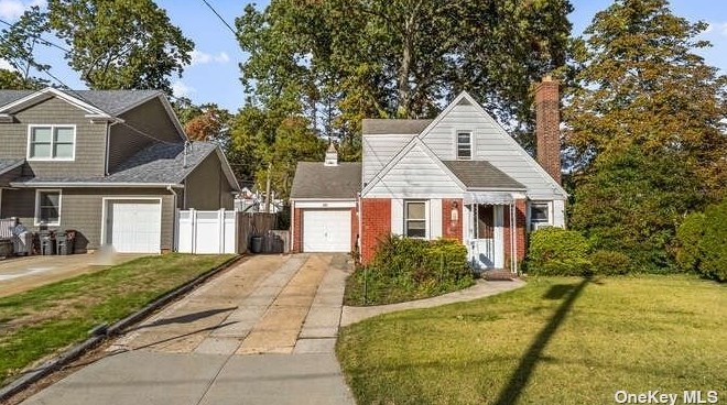 381 Oakford St, Hempstead, NY 11552-3220