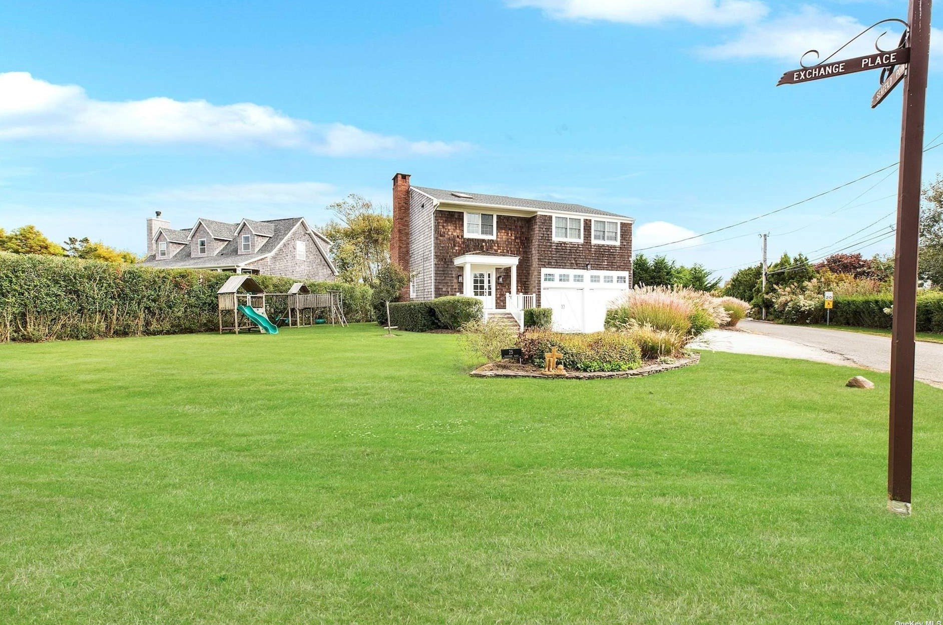 25 Exchange Pl, West Hampton Beach, NY 11978