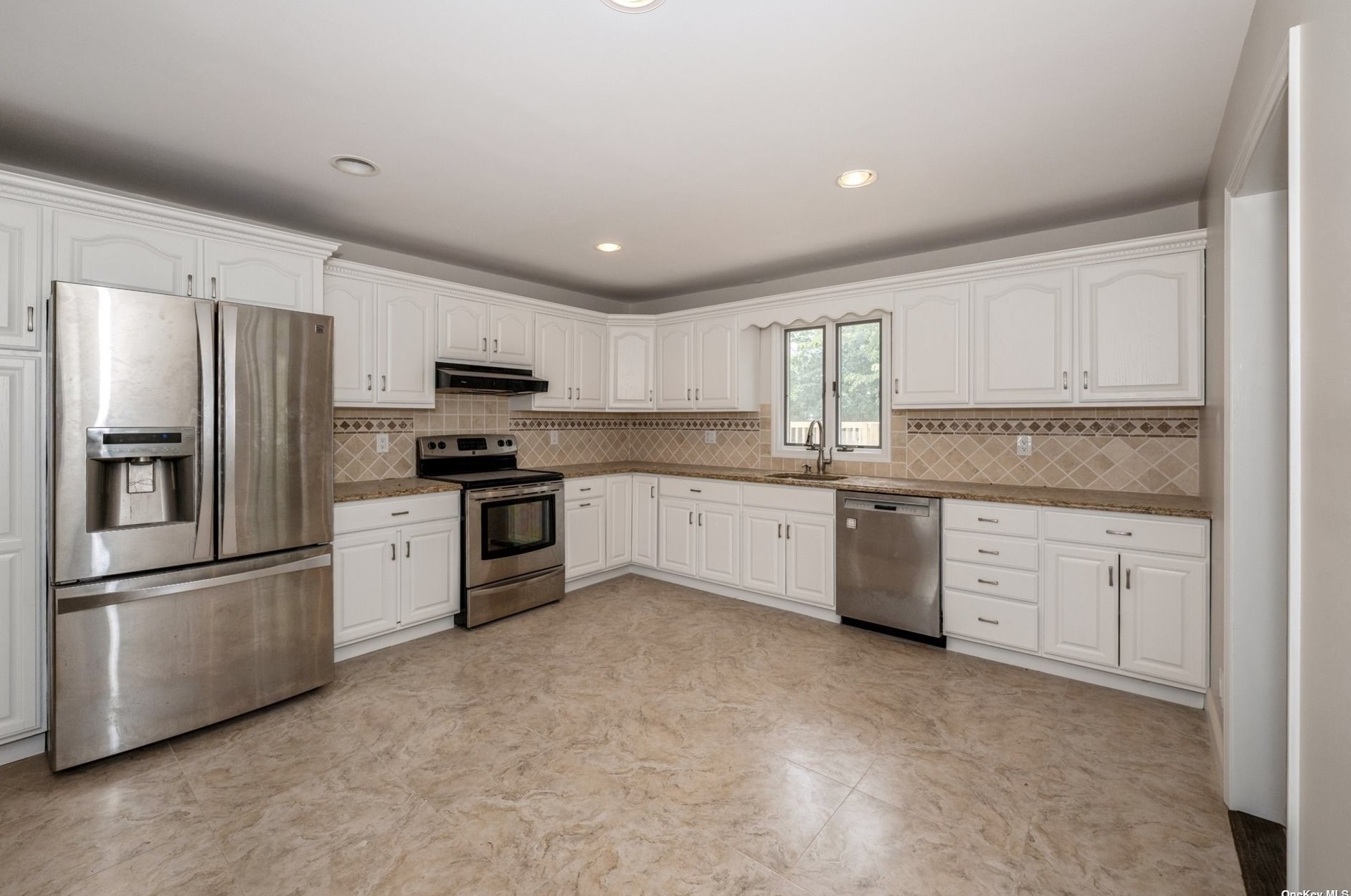 1511 4th St, Babylon, NY 11704