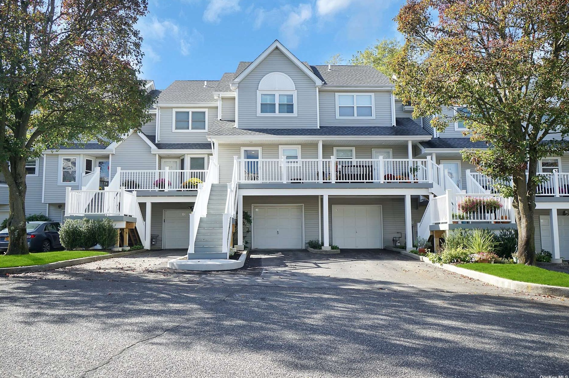 14 Leeward Ln, Prt Jefferson Station, NY 11777-2301