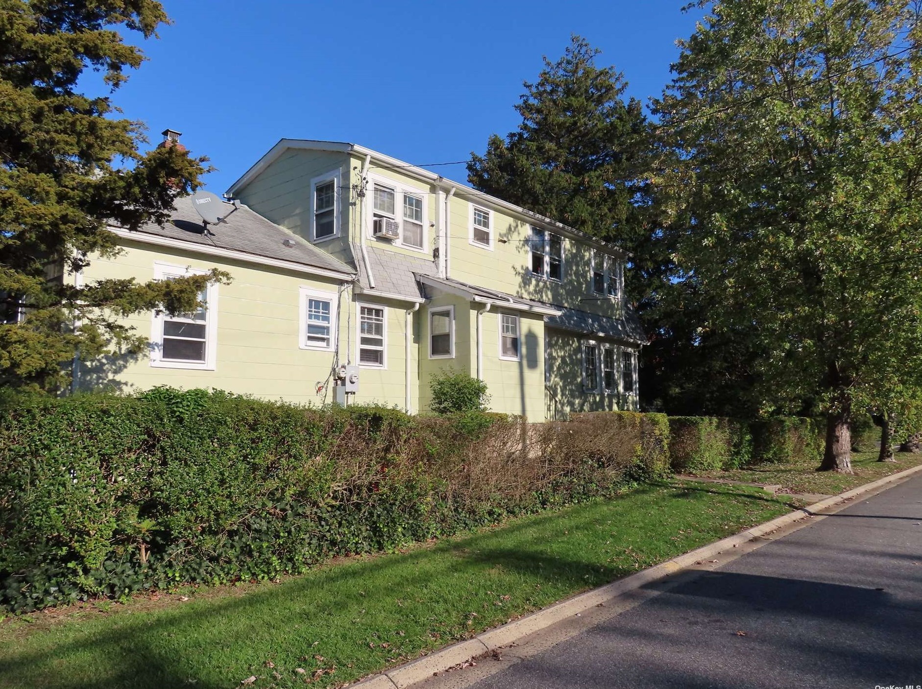 47 Pearsall St, Babylon, NY 11702