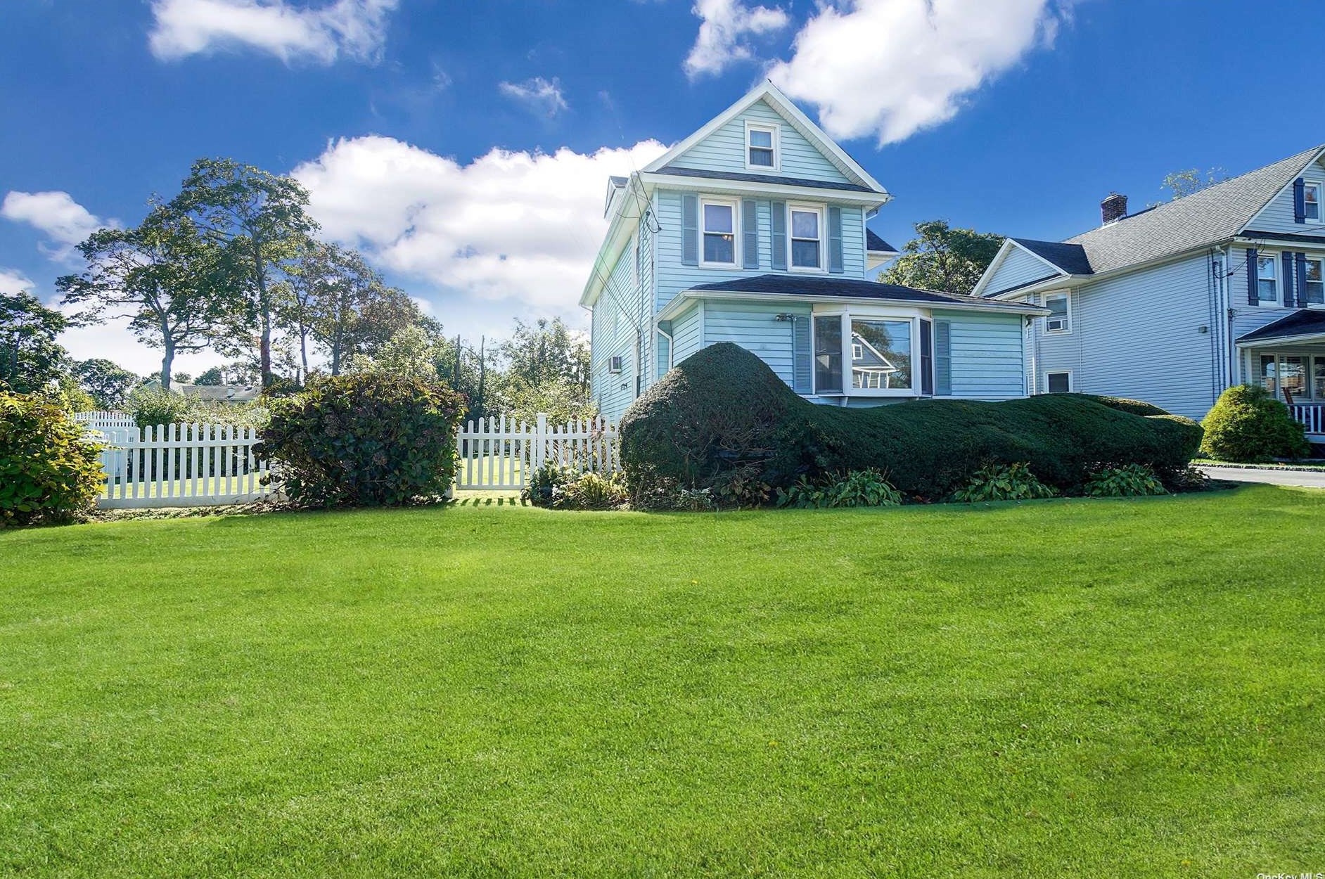 32 Maple St, Babylon, NY 11704