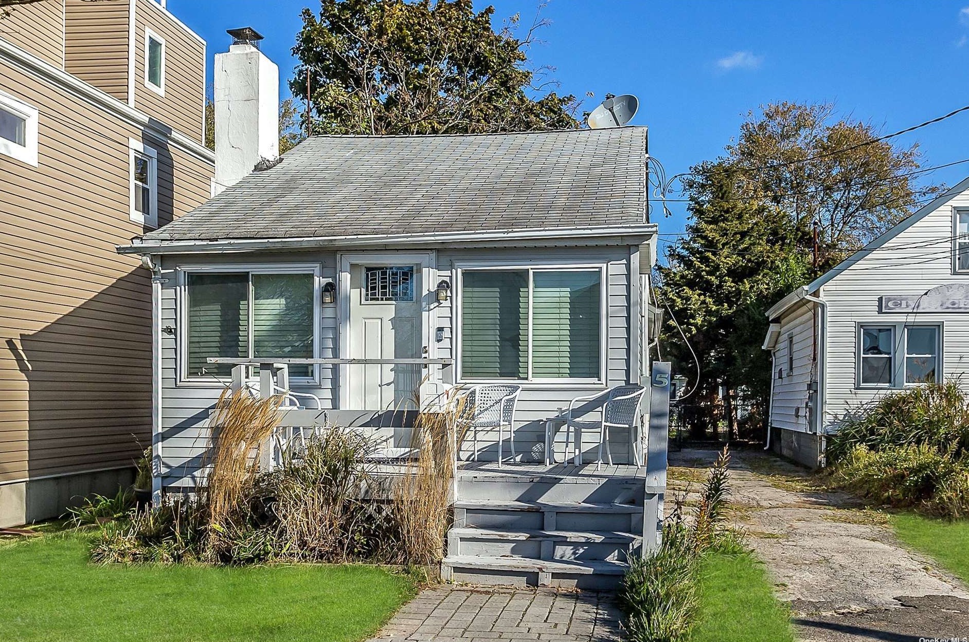 5 Cooke St E, East Rockaway, NY 11518