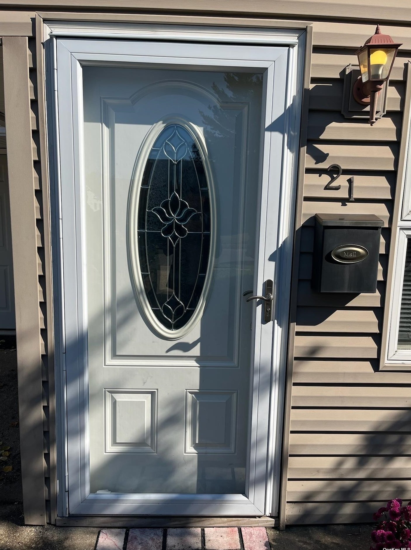 21 Hidden Ln, Westbury, NY 11590