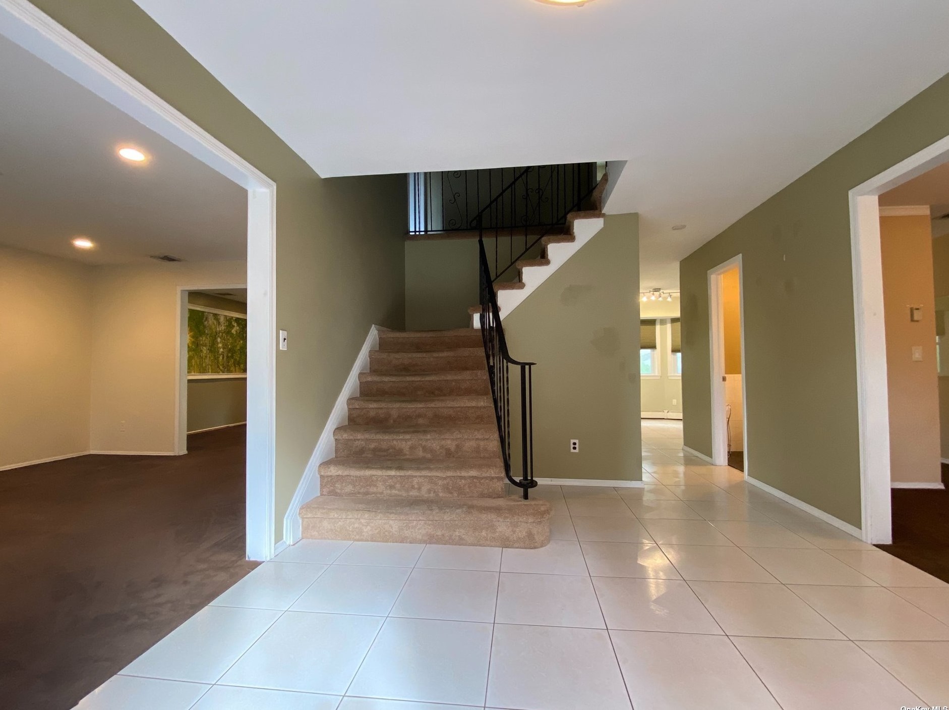 21 Mike Ln, Smithtown, NY 11787-2326