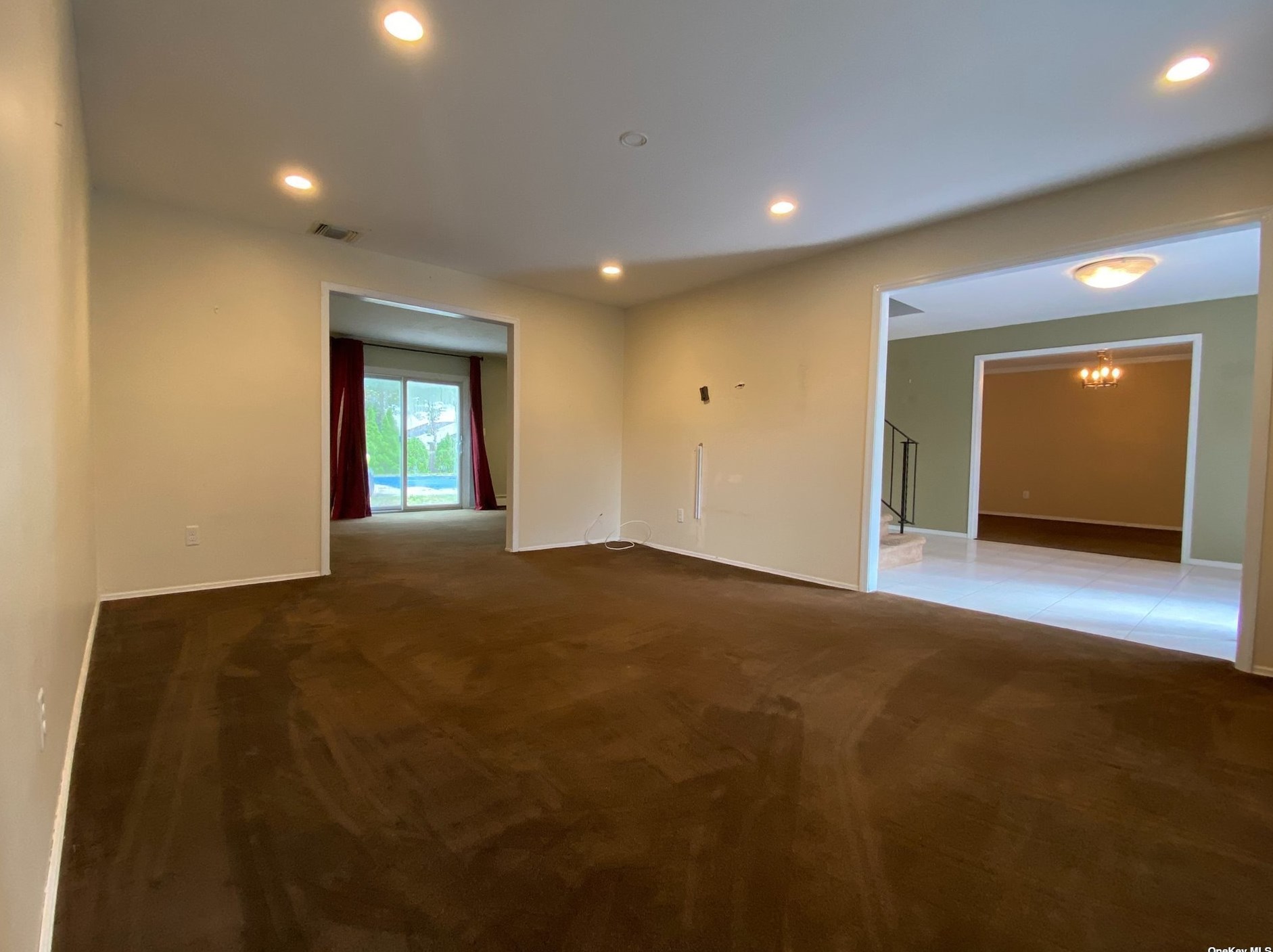 21 Mike Ln, Smithtown NY  11787-2326 exterior