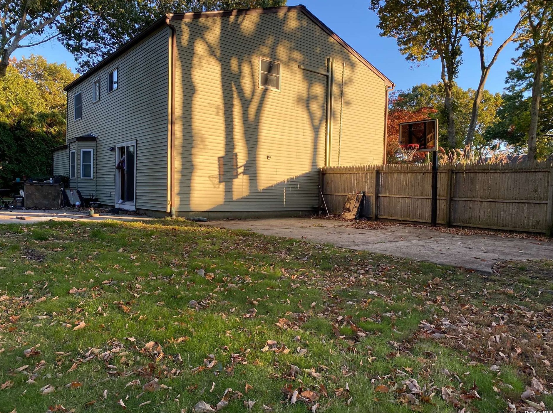 21 Mike Ln, Smithtown NY  11787-2326 exterior
