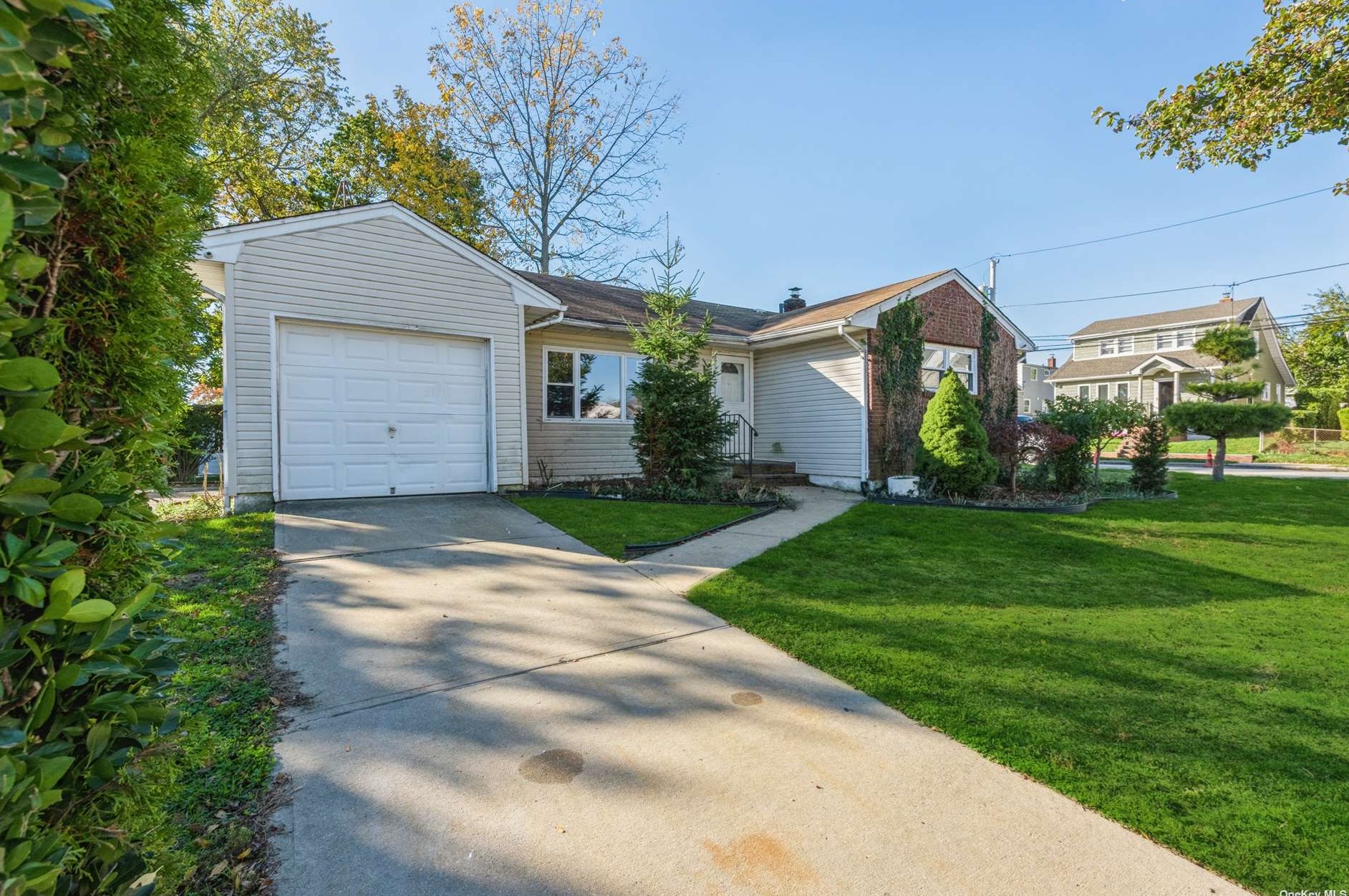 4 Jesse St, Freeport, NY 11520-2514