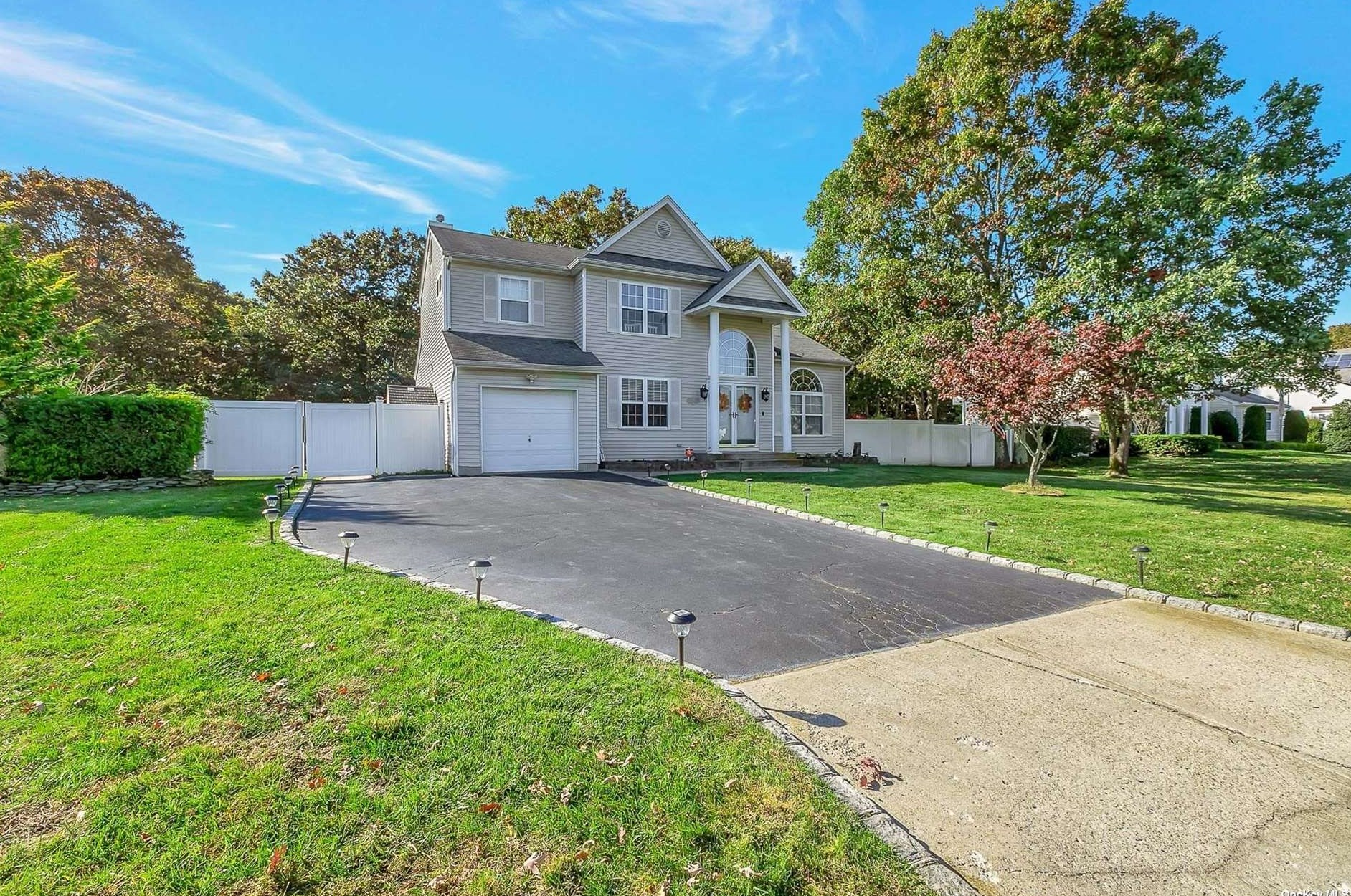 52 Winterberry Dr, Middle Island, NY 11953