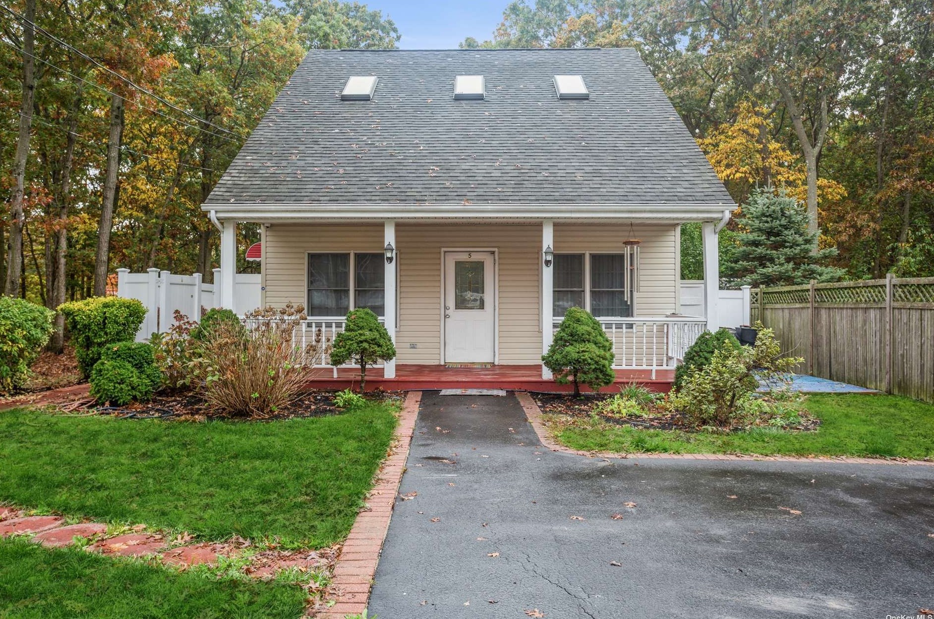 5 Arlington St, Canaan Lake, NY 11772-1545