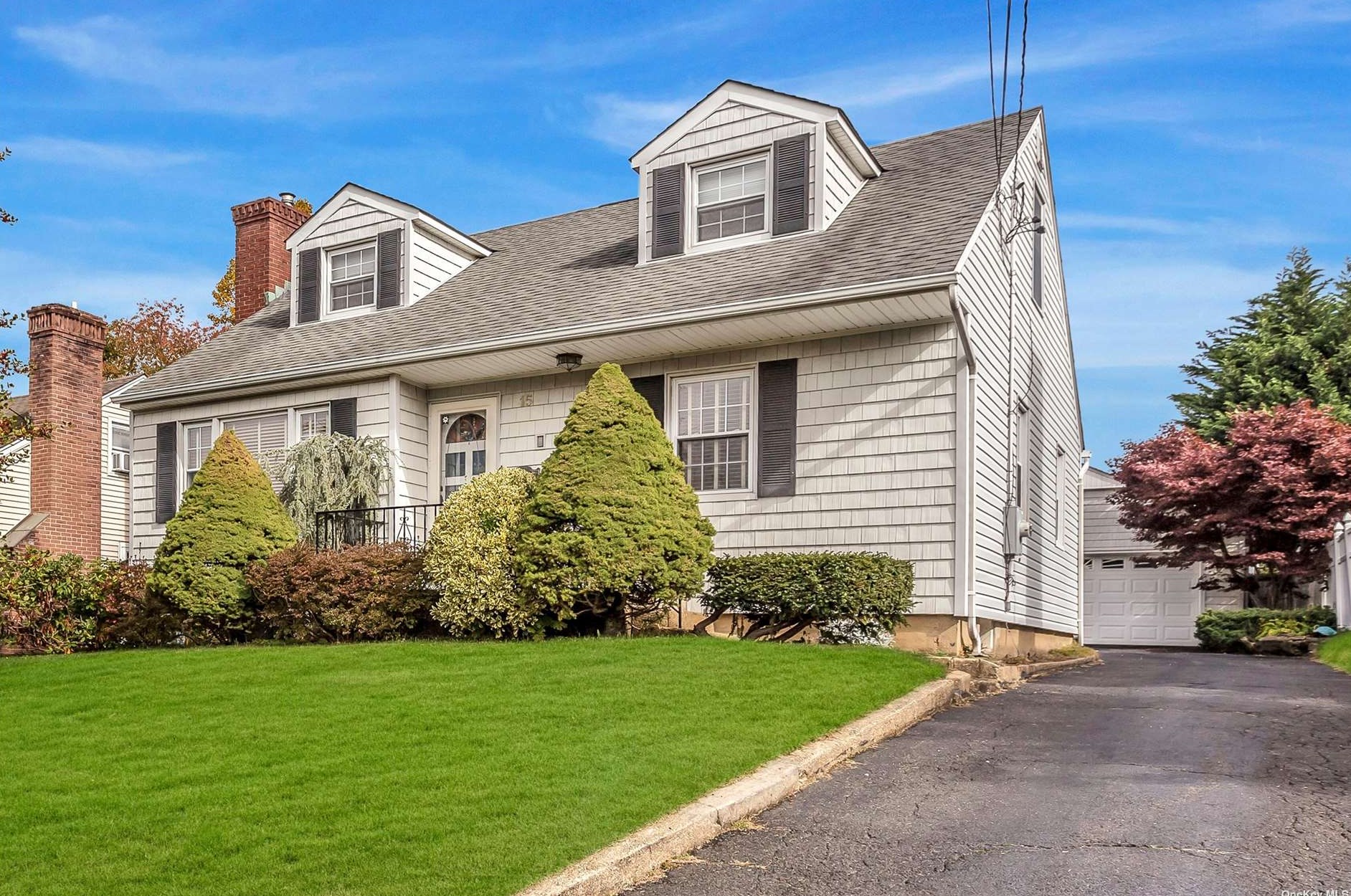 15 Danis Ave, Glen Cove, NY 11542-3820