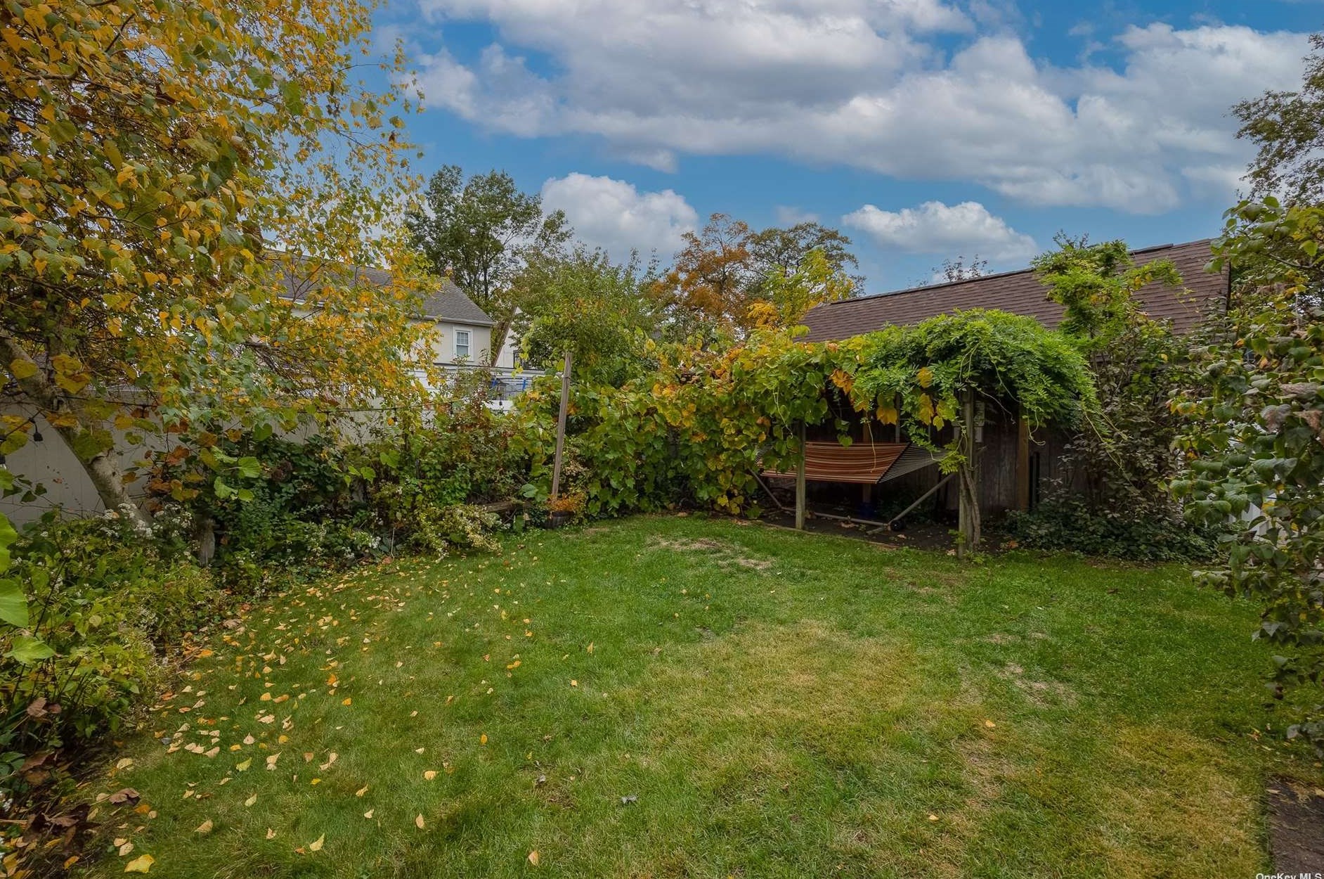 1882 Longfellow St, North Baldwin, NY 11510-2337