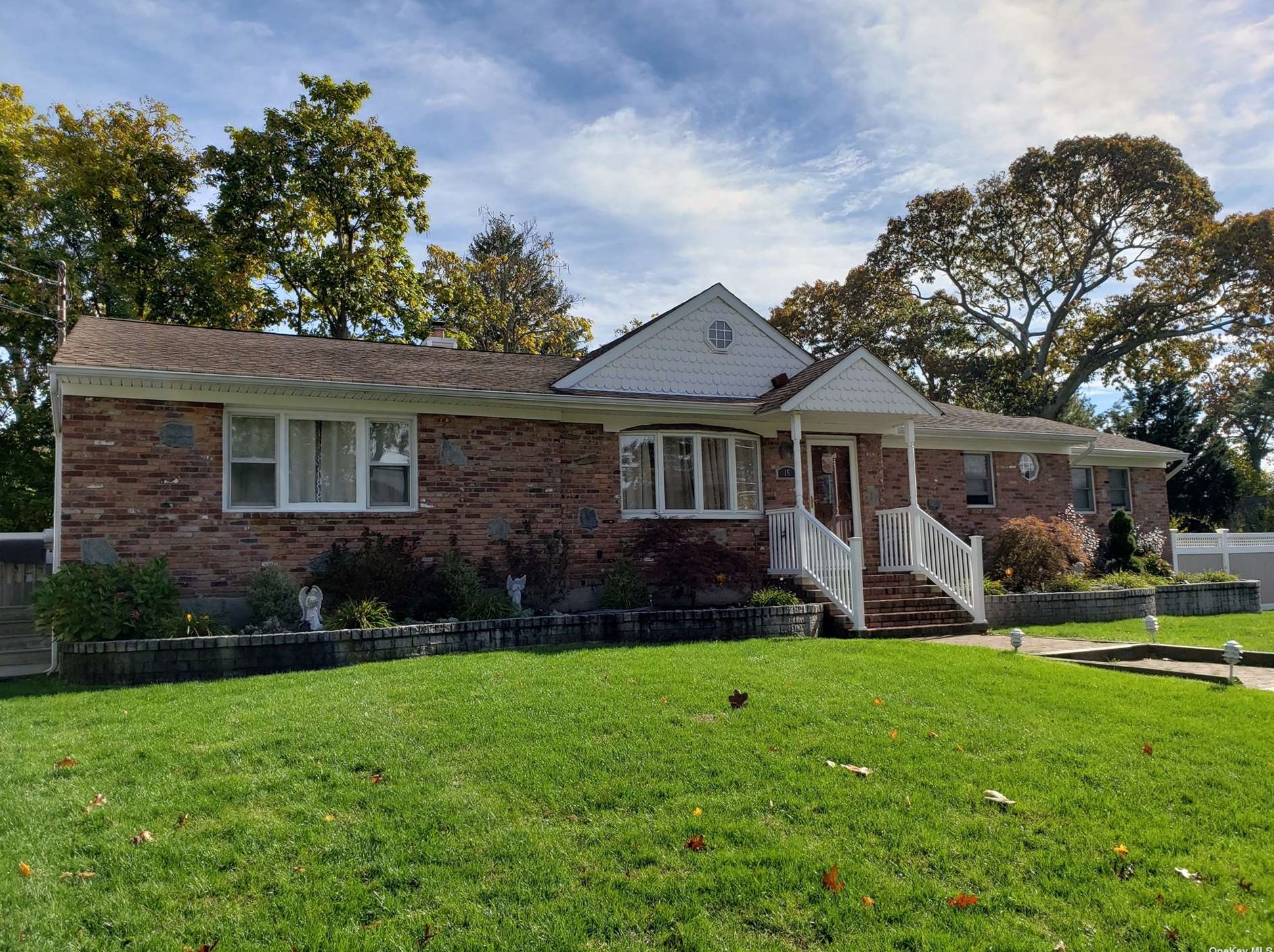 15 Penn St, Lake Grove, NY 11755