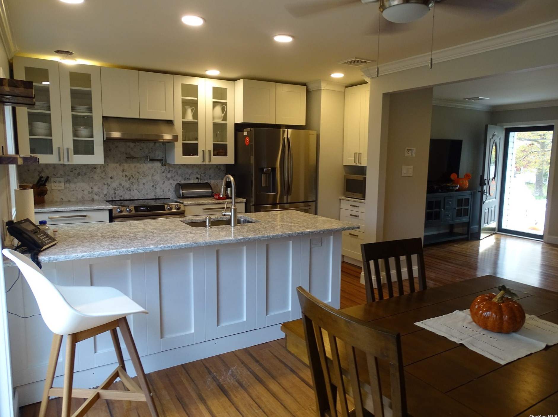 7 Custom Ln, Prt Jefferson Station, NY 11776-2709