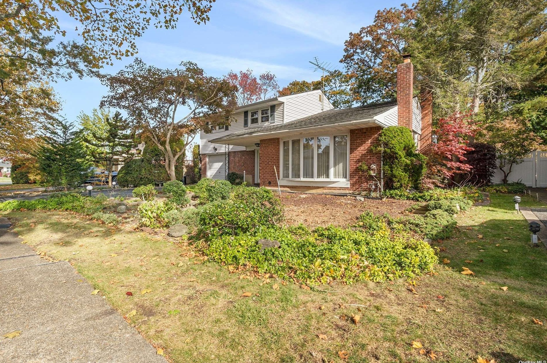 83 Wilson Pl, Hicksville, NY 11803-2224