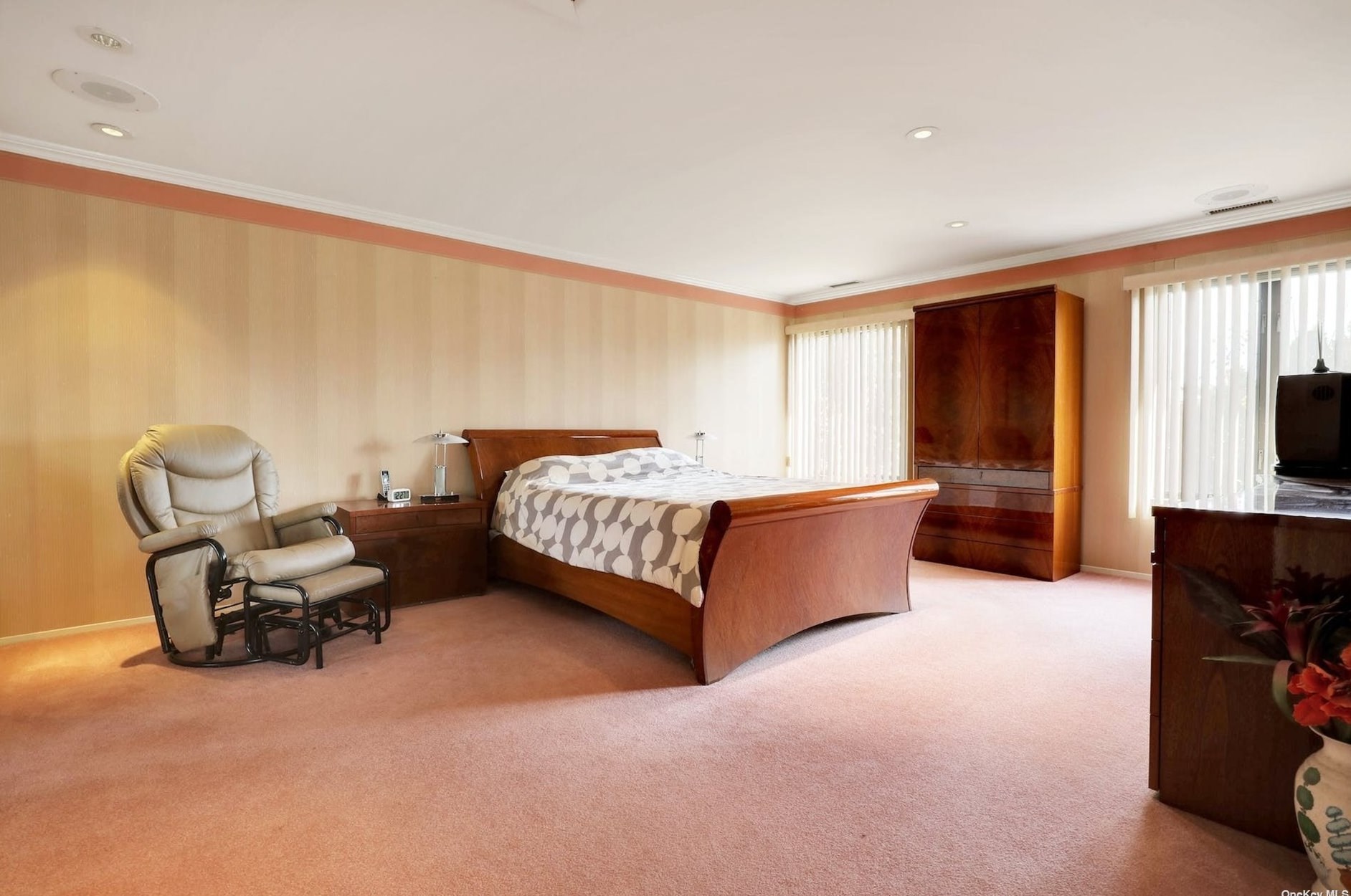 24 Princeton Dr, Syosset NY  11791-6743 exterior