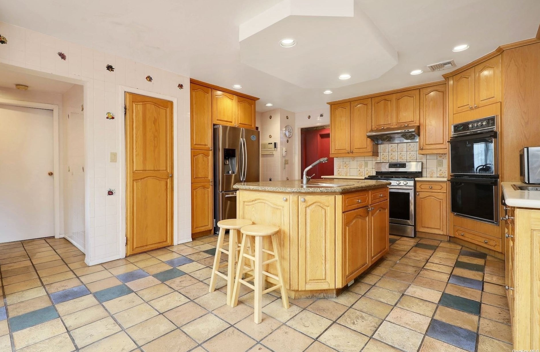 24 Princeton Dr, Syosset NY  11791-6743 exterior