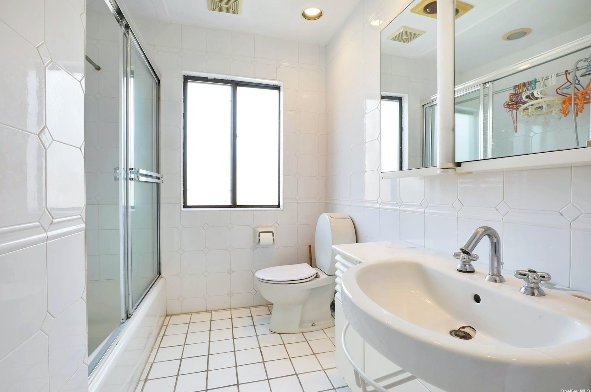 24 Princeton Dr, Syosset NY  11791-6743 exterior