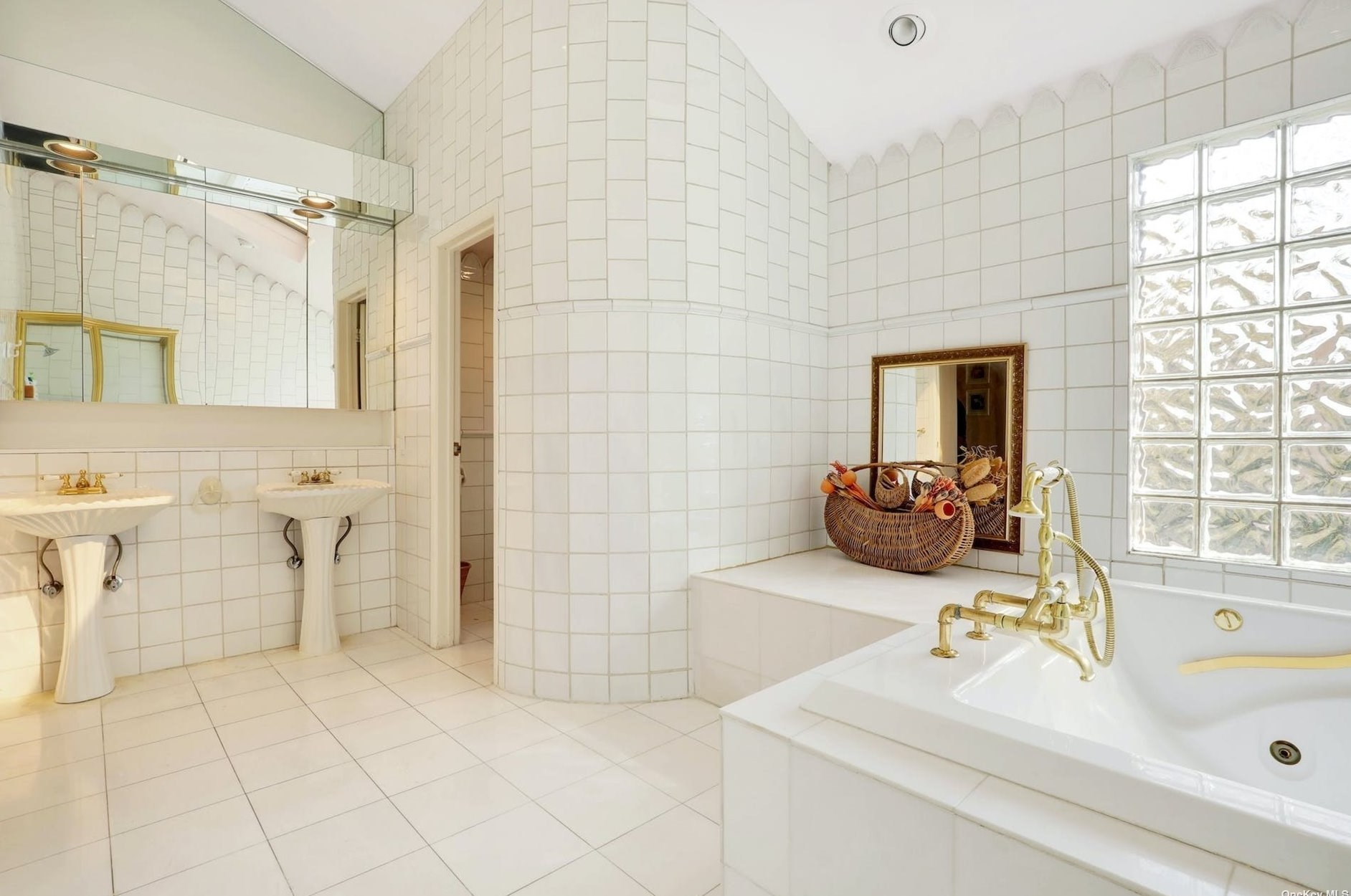 24 Princeton Dr, Syosset NY  11791-6743 exterior