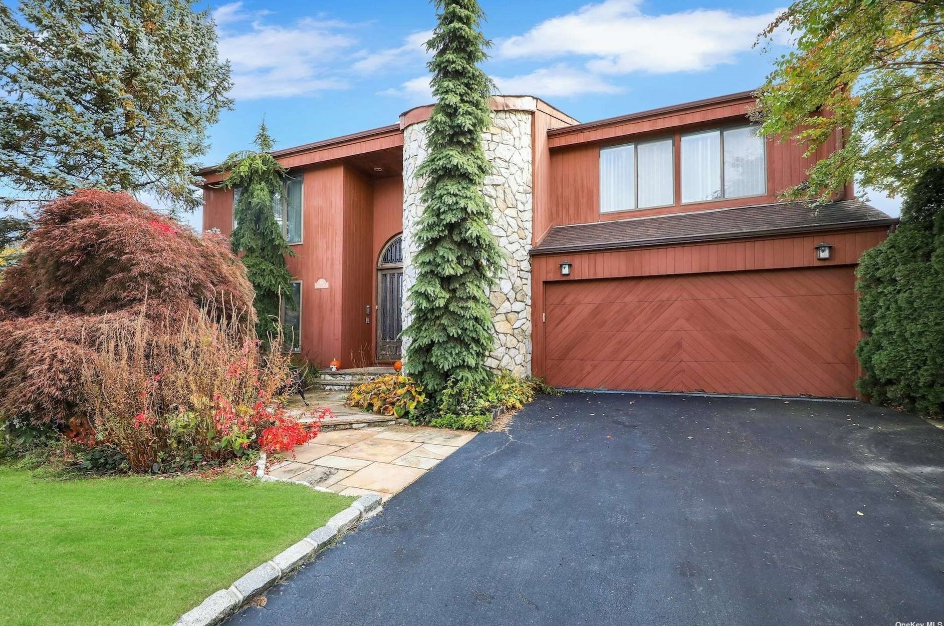 24 Princeton Dr, Syosset, NY 11791-6743