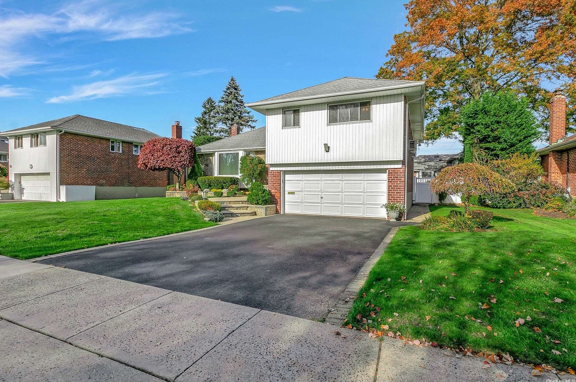 16 Mesa Rd, Syosset, NY 11791-6905