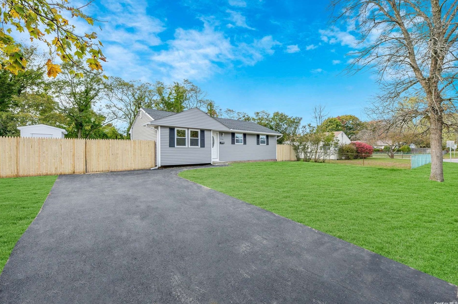 2714 Eagle Ave, Gordon Heights, NY 11763-2055
