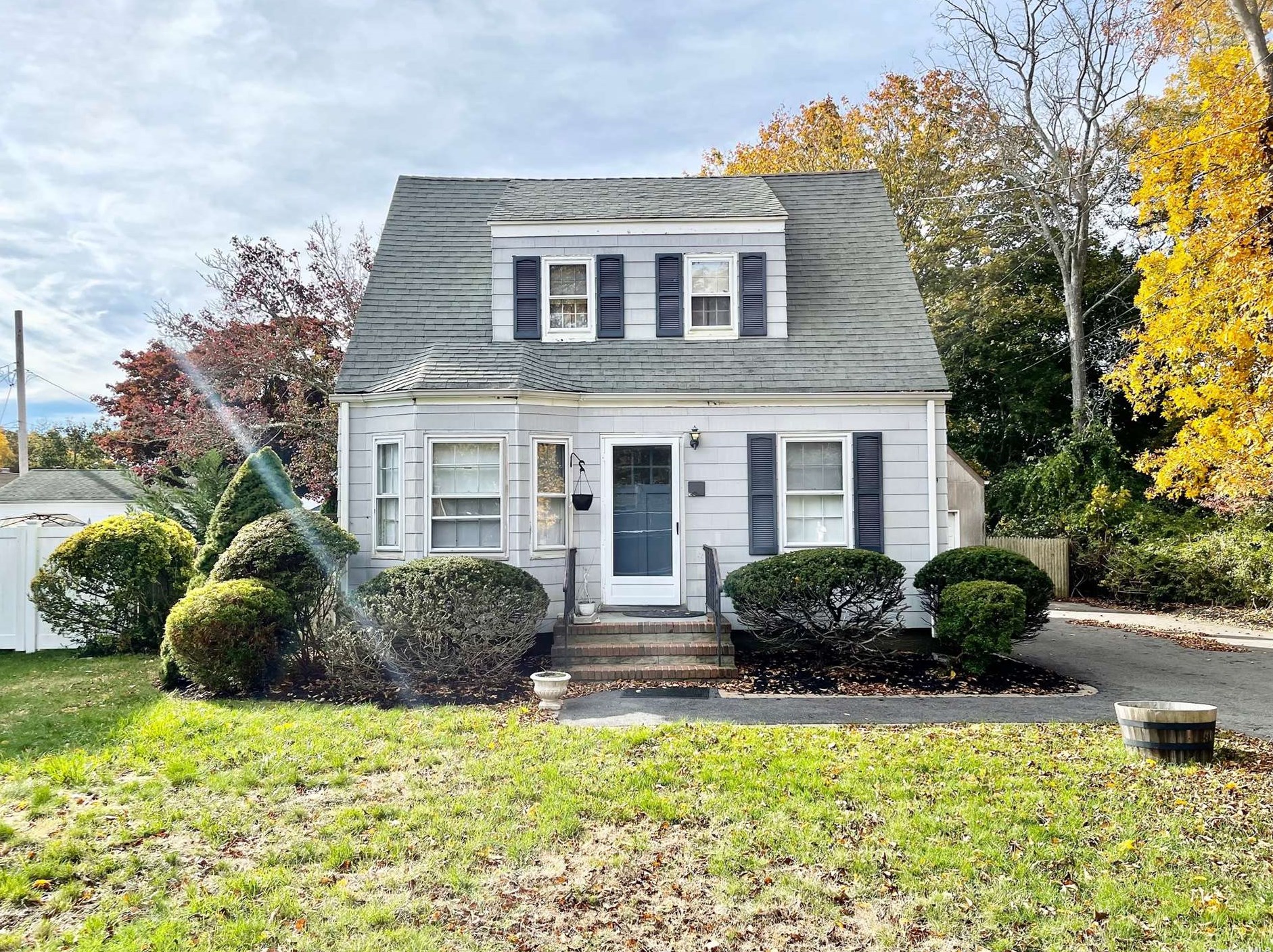 20 Cedar St, Center Moriches, NY 11934