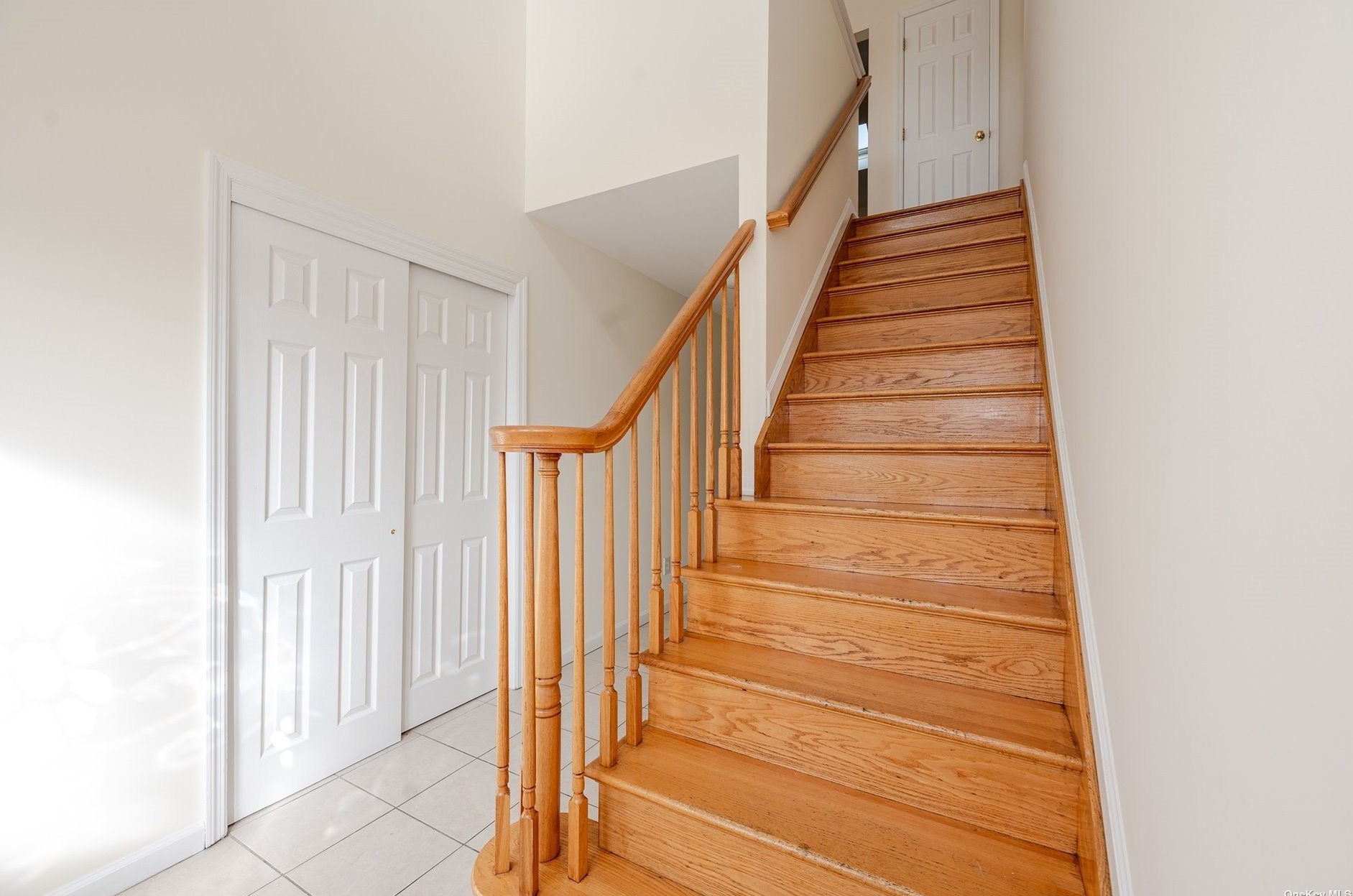 2937 Oceanside Rd, Rockville Centre, NY 11572-3109