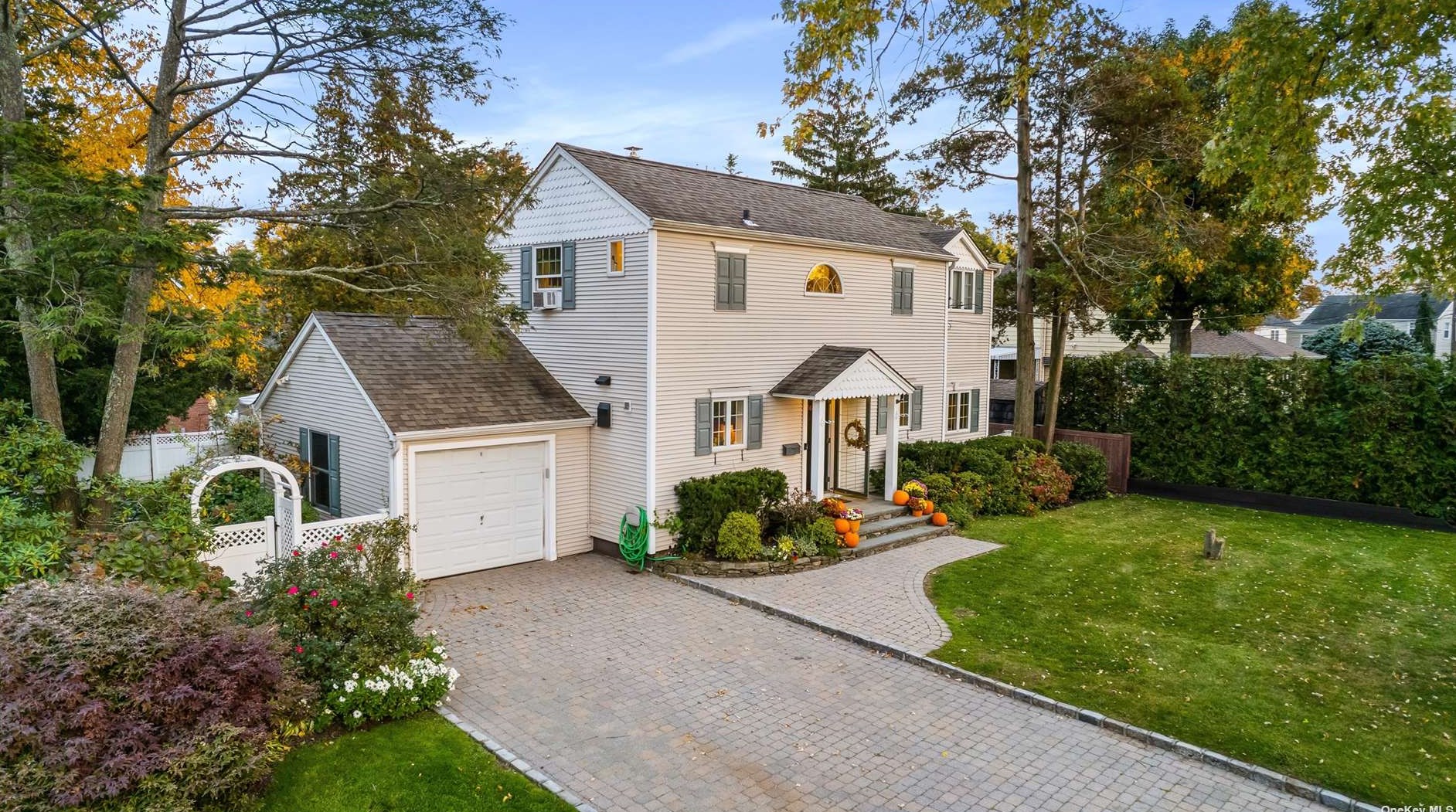 56 Greenway W, New Hyde Park, NY 11040