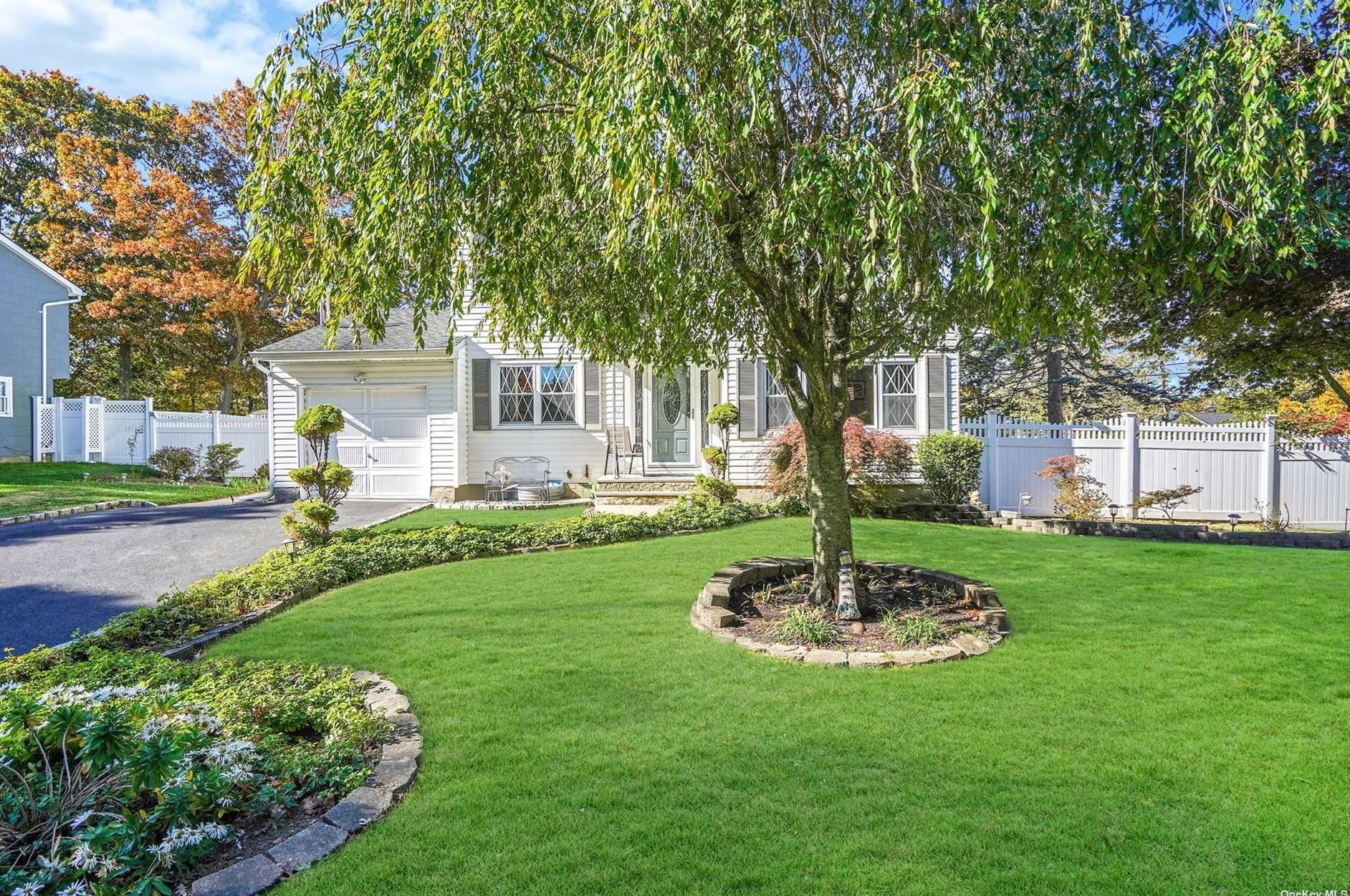 334 Port Ave, Hauppauge, NY 11779-4832