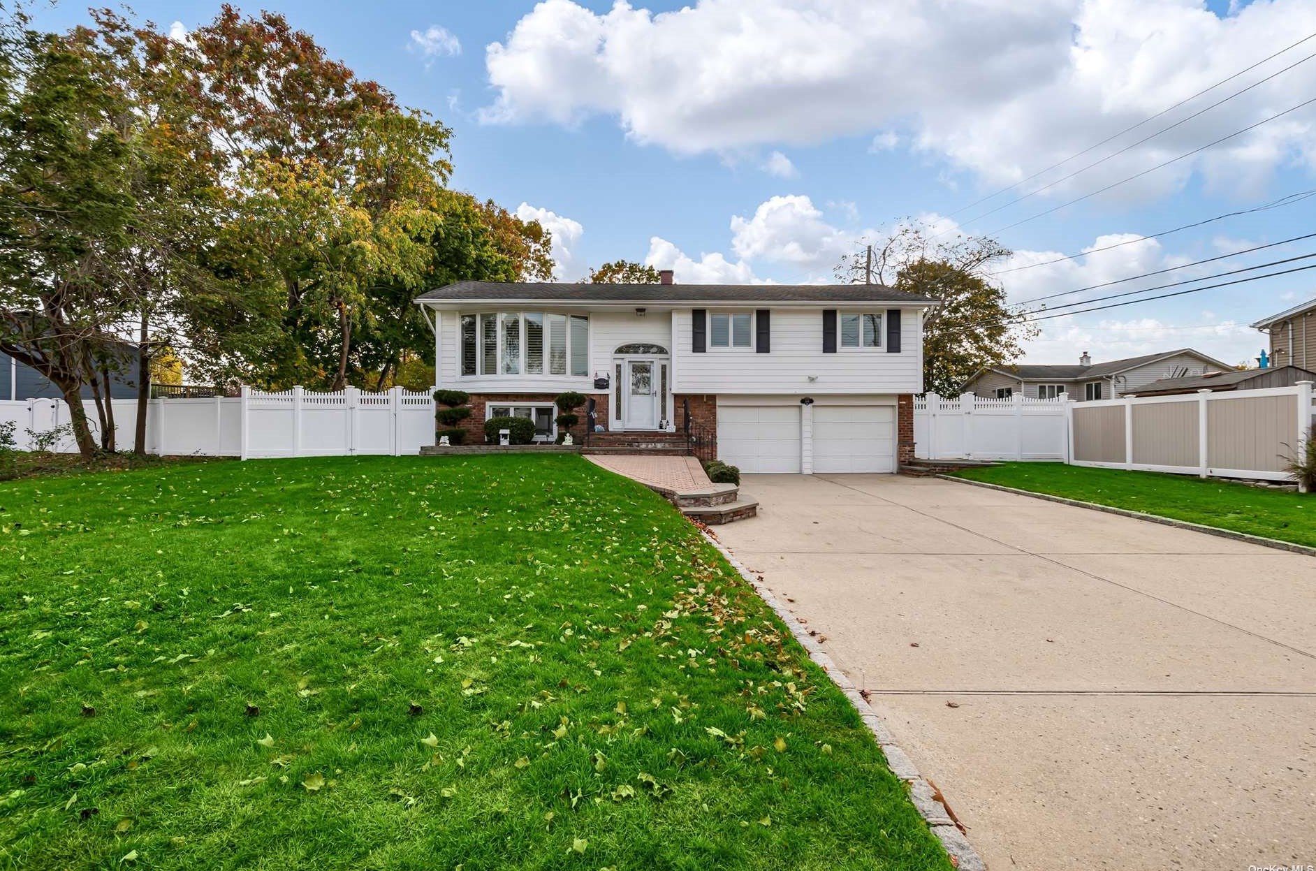 140 Keswick Dr, East Islip, NY 11730