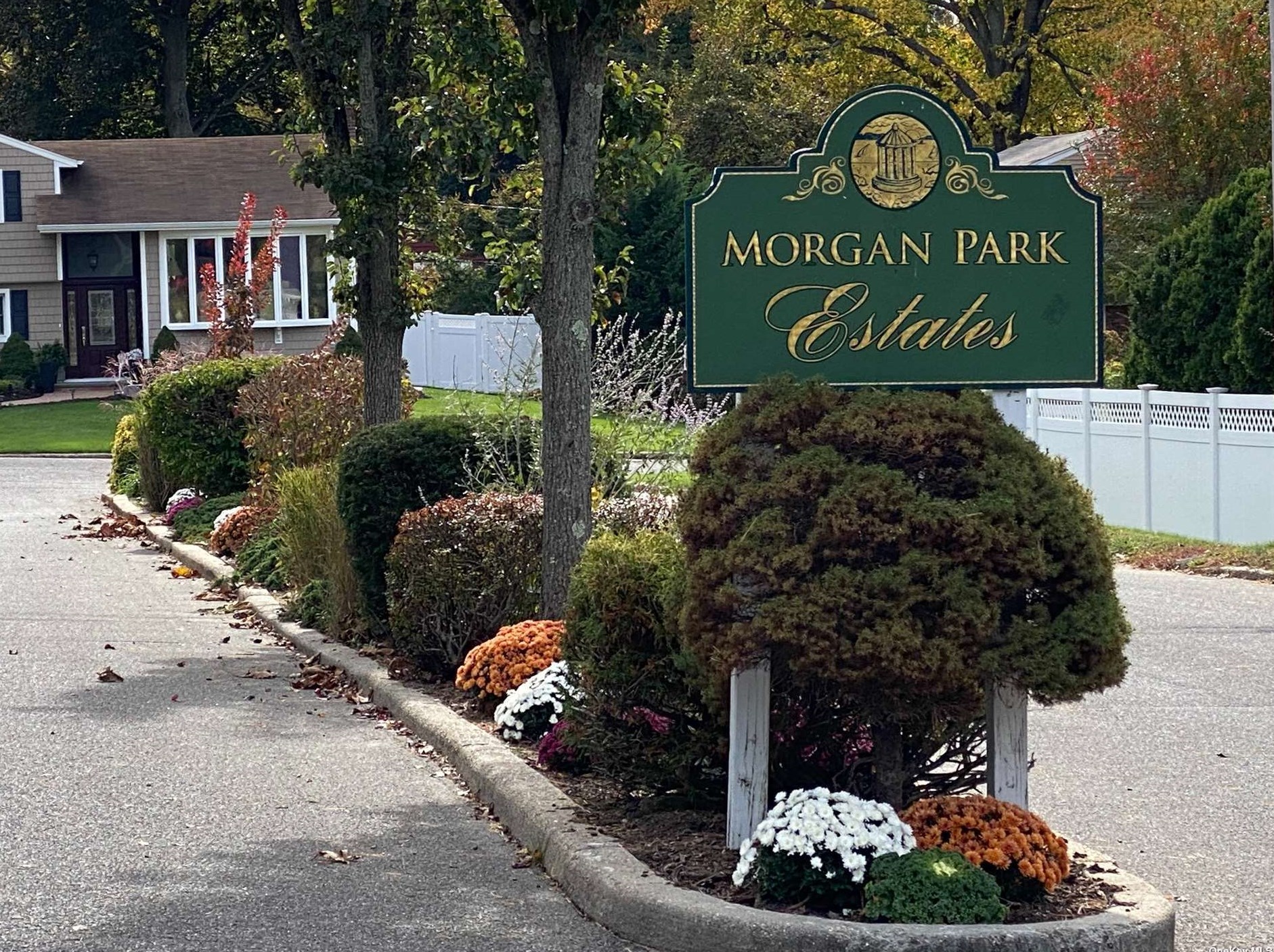 35 Henry Dr, Glen Cove, NY 11542-1739