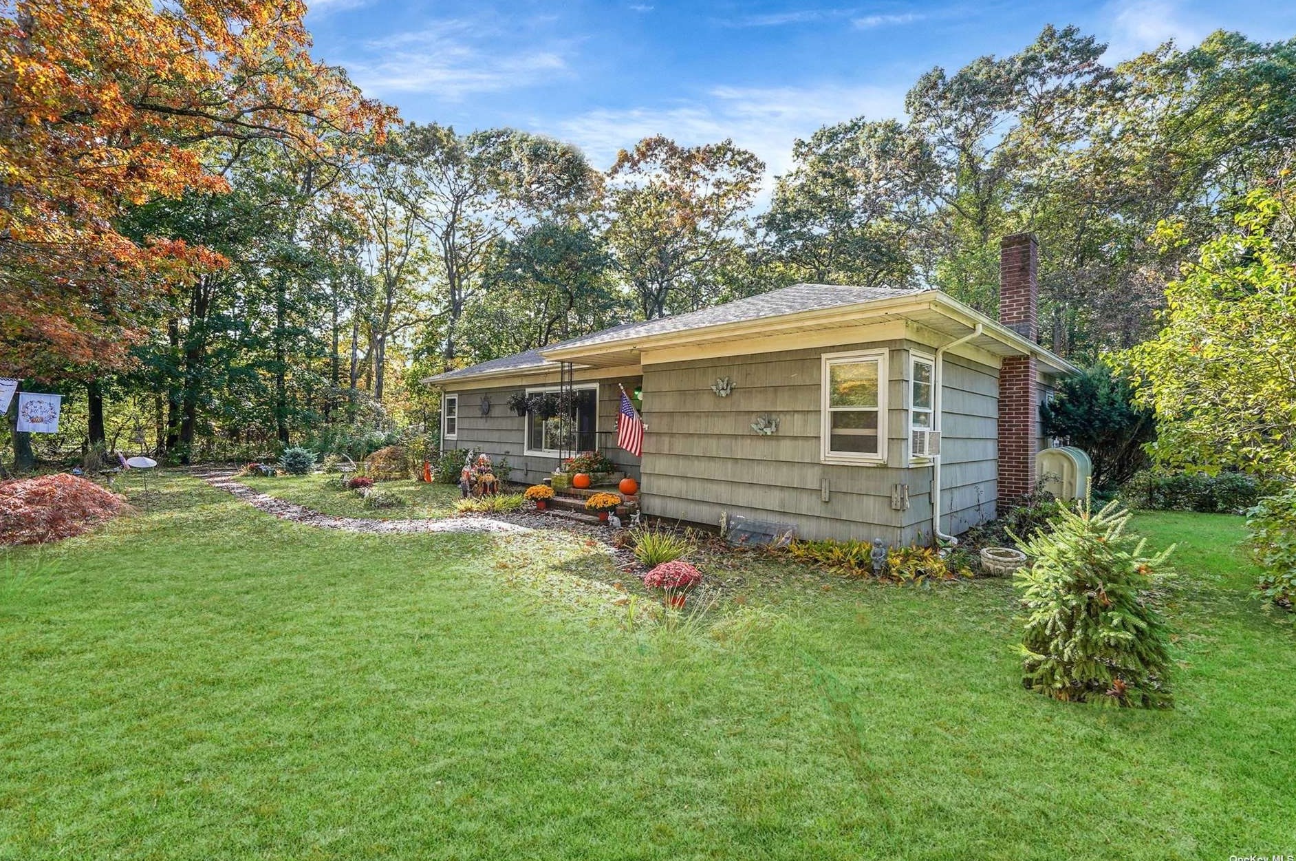 632 Gazzola Dr, Canaan Lake, NY 11772-4952
