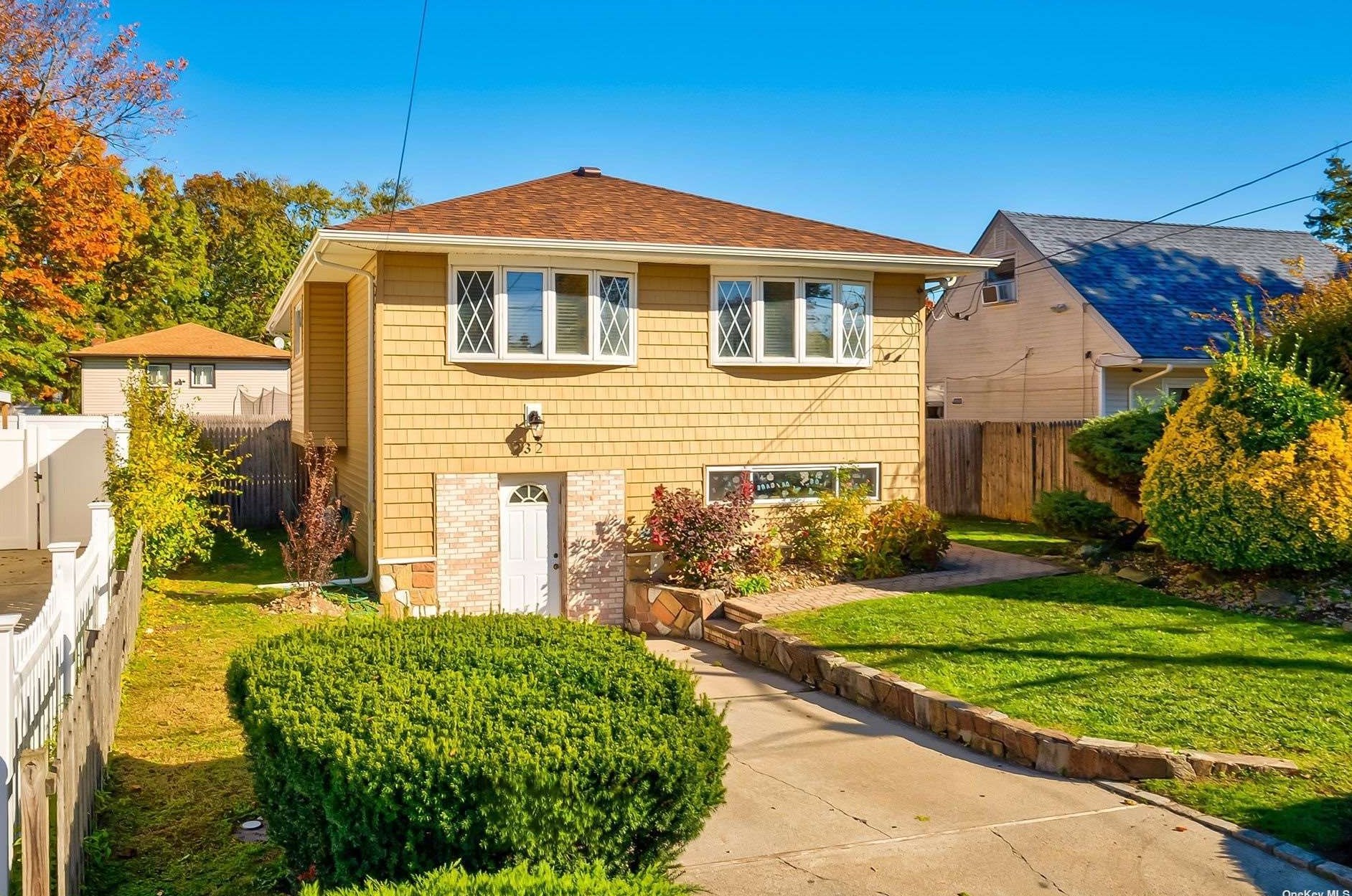 232 Rushmore St, Westbury, NY 11590