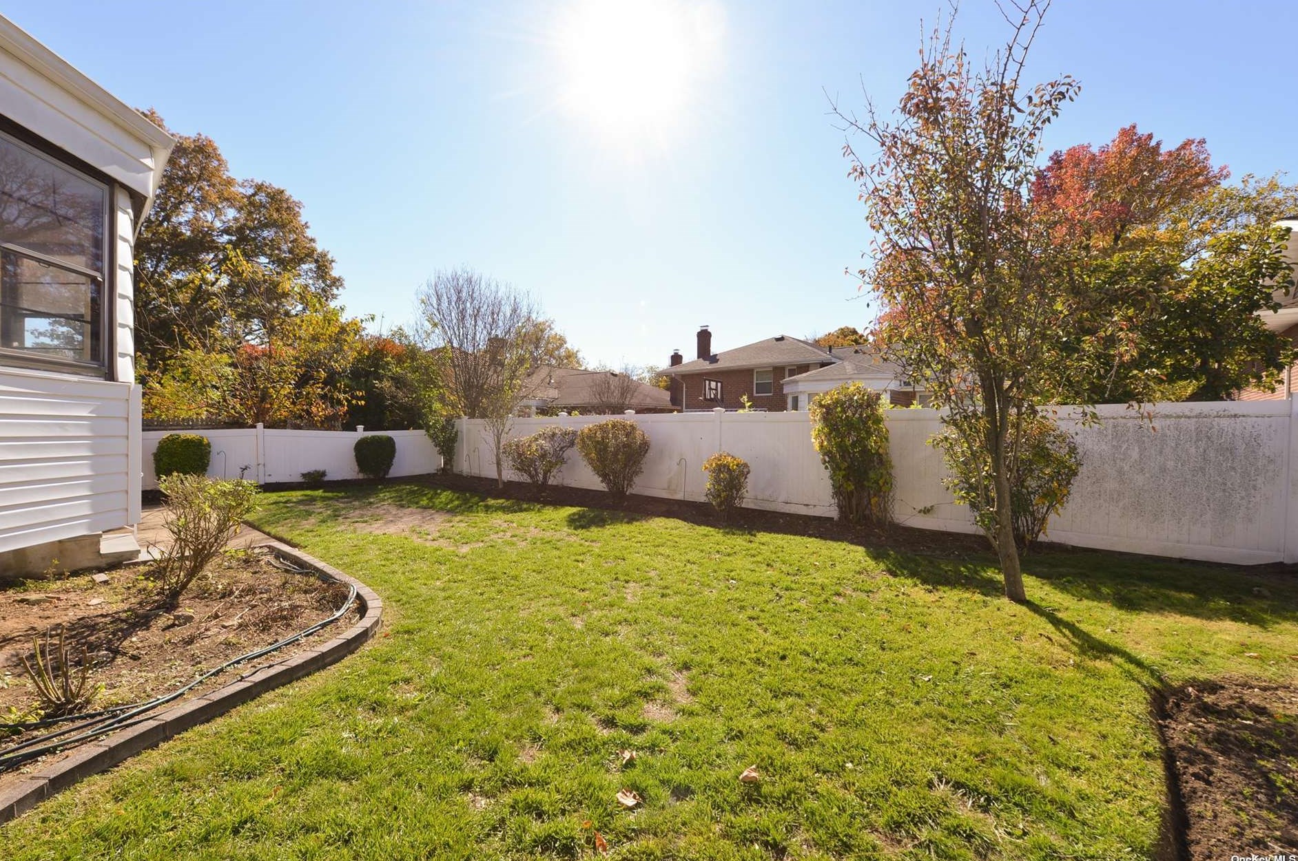 40 Ridge Dr, Westbury, NY 11590