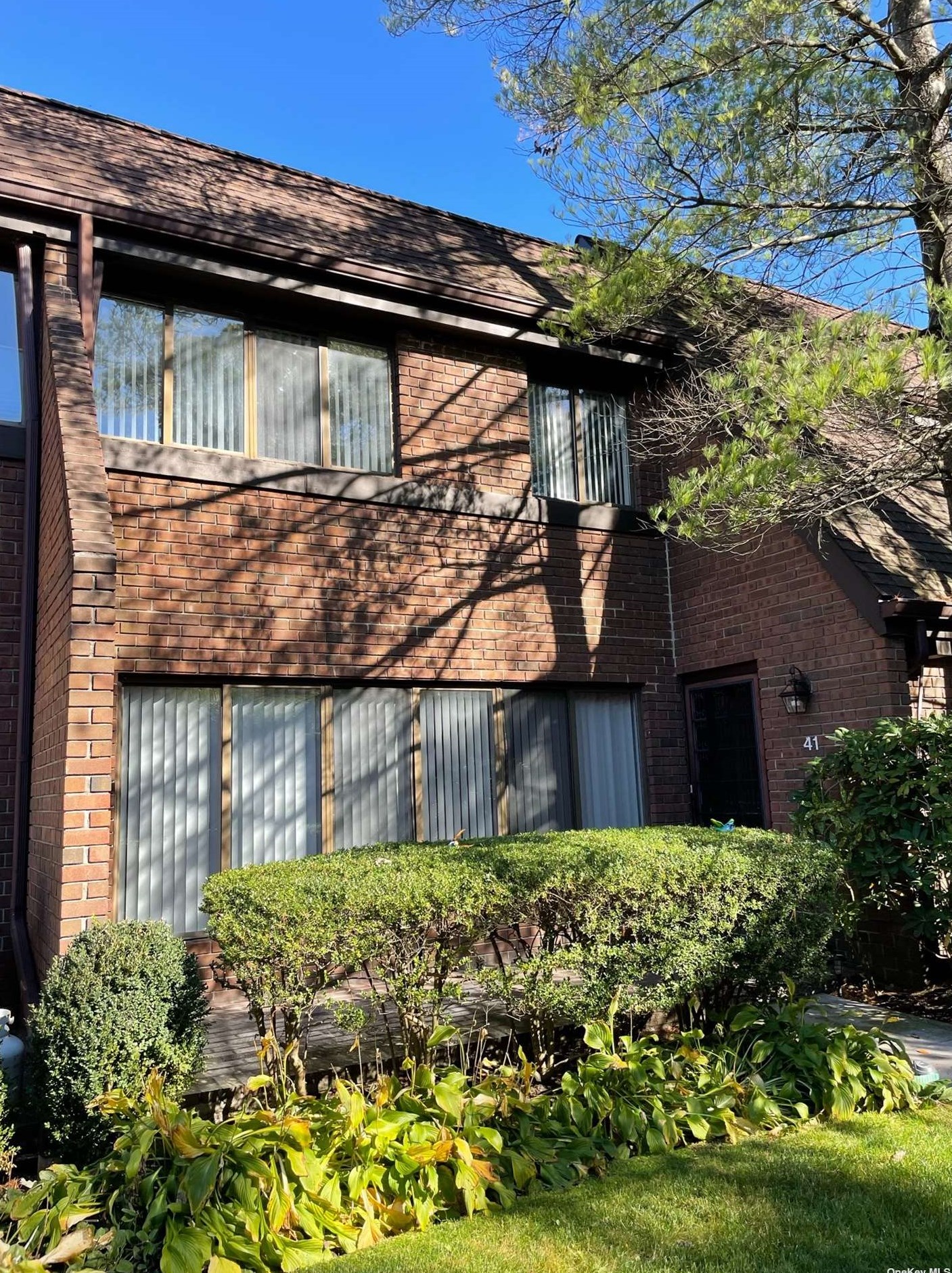 41 Chestnut Hl, East Hills, NY 11576