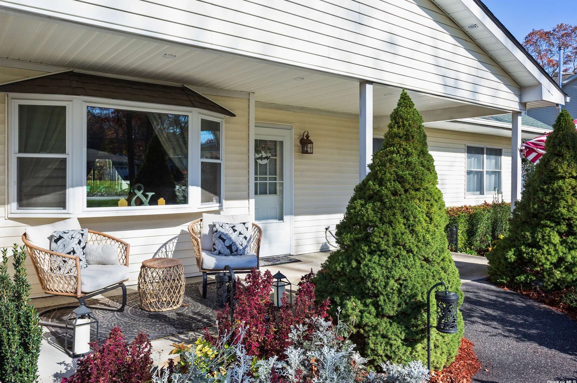 275 Jamaica Ave, Gordon Heights, NY 11763-3271