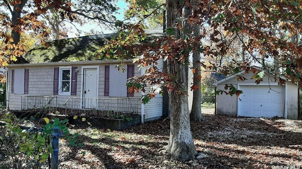 158 Daisy Dr, Old Mastic, NY 11951-3310