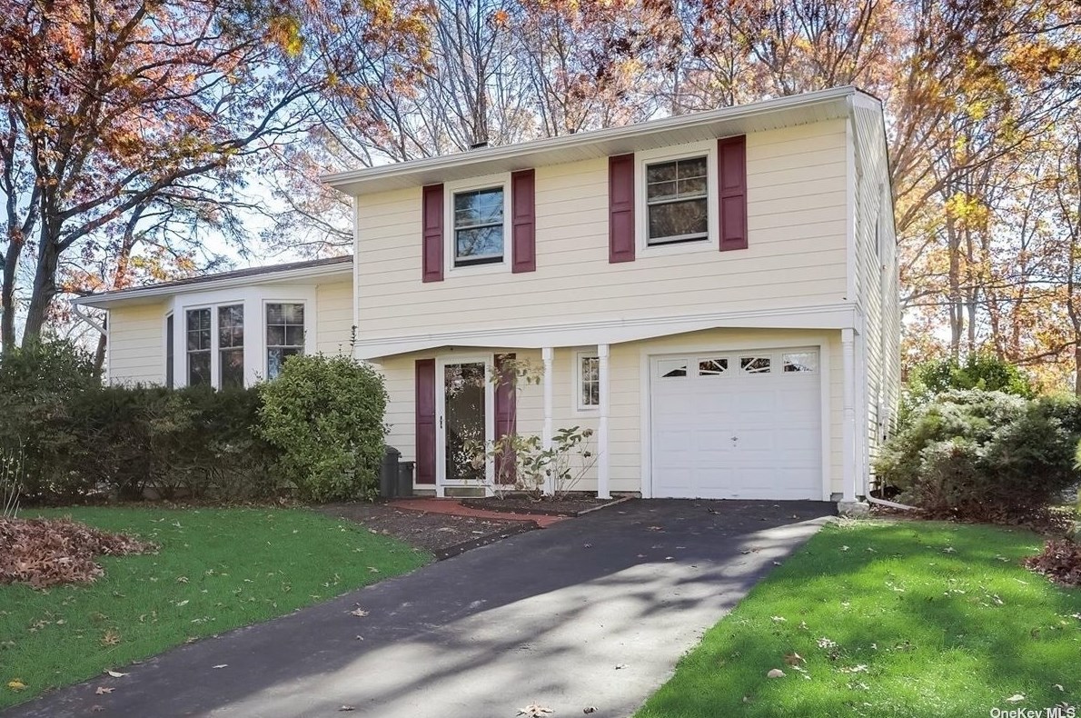 18 Courtney Dr, Farmingville, NY 11738-2204