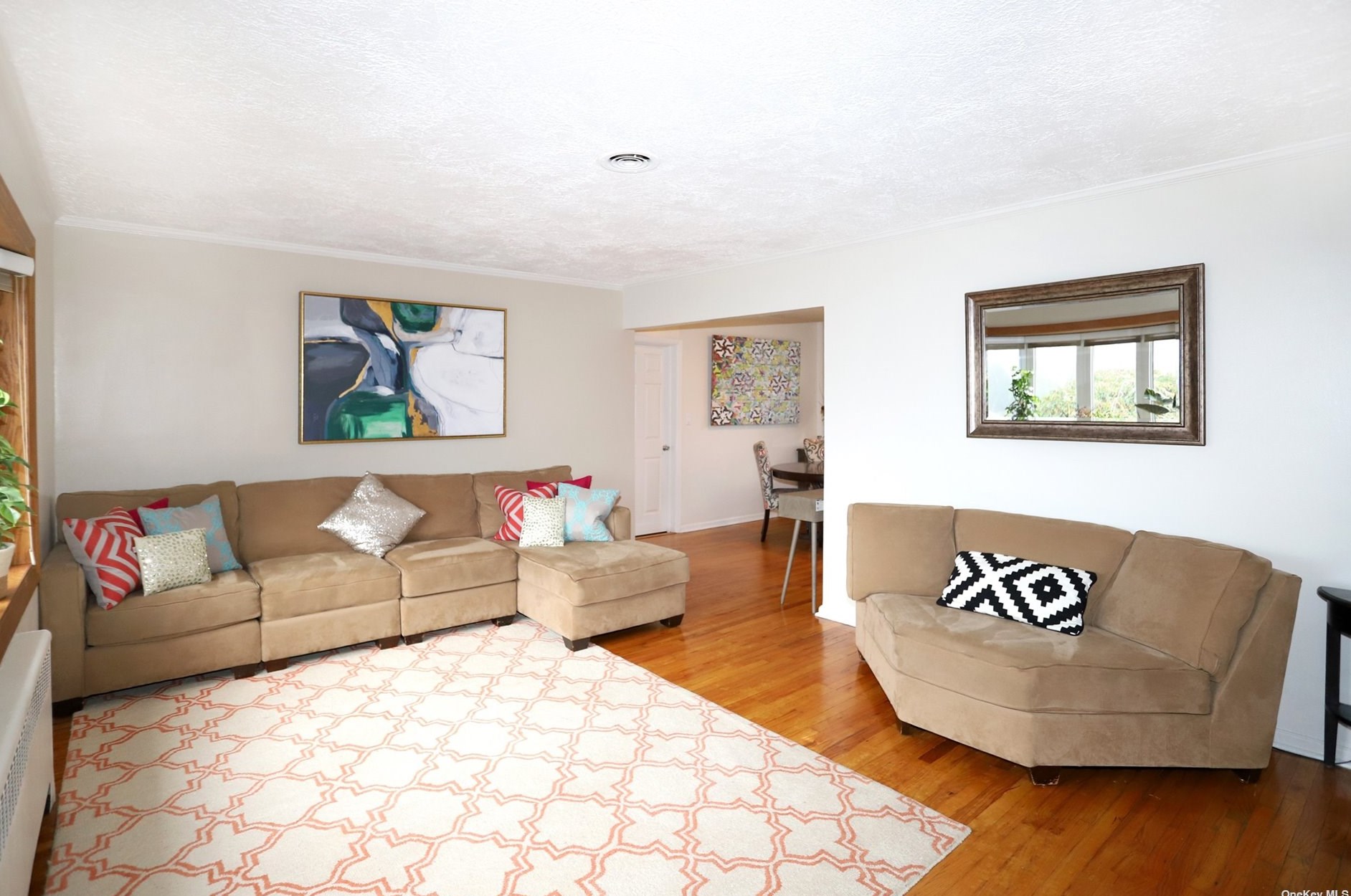 681 Willis St, Hempstead, NY 11550-8021