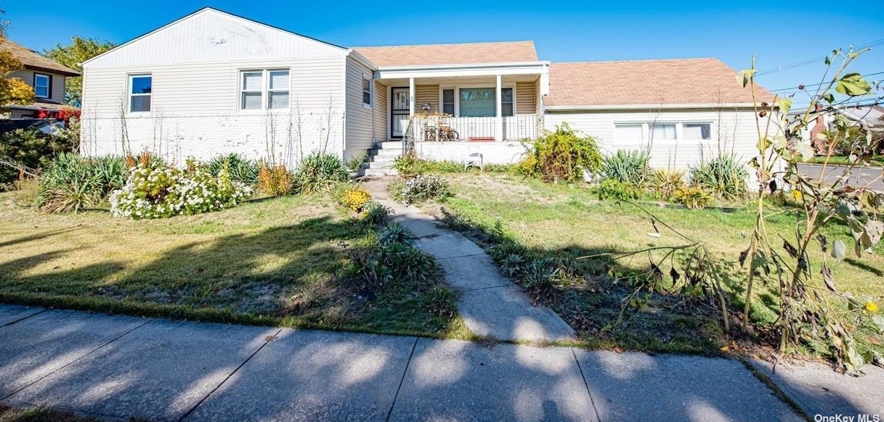 6 Casino St, Freeport, NY 11520-5315