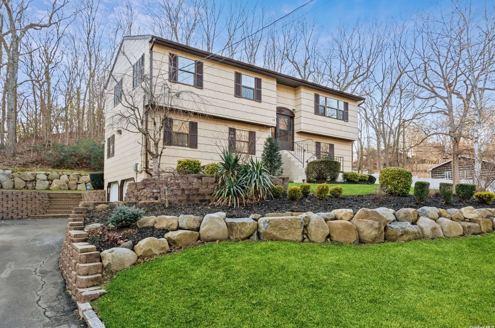 18 Chateau Dr, Huntington Station, NY 11747