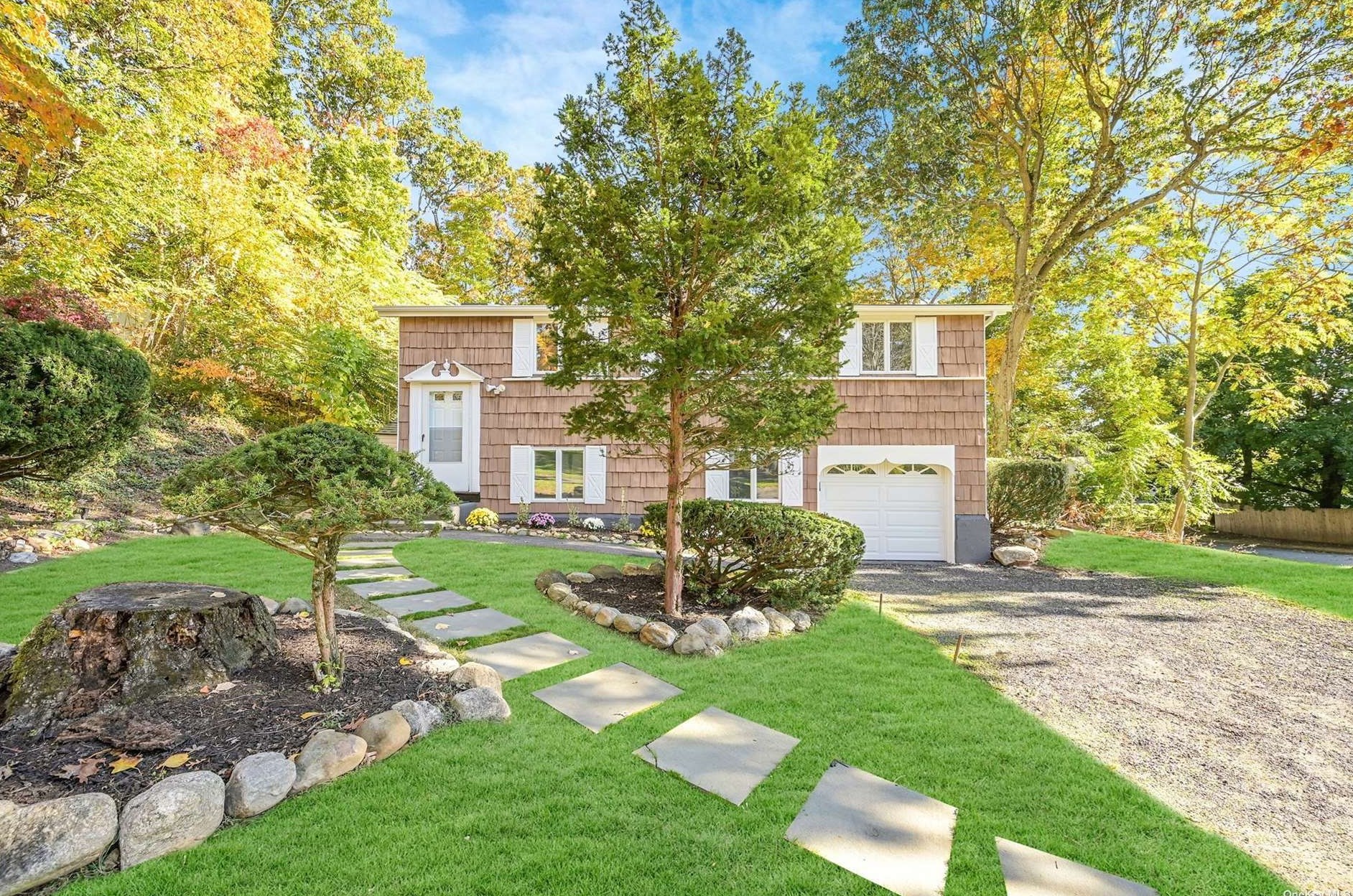 26 Bunny Ln, Strongs Neck, NY 11733-3521