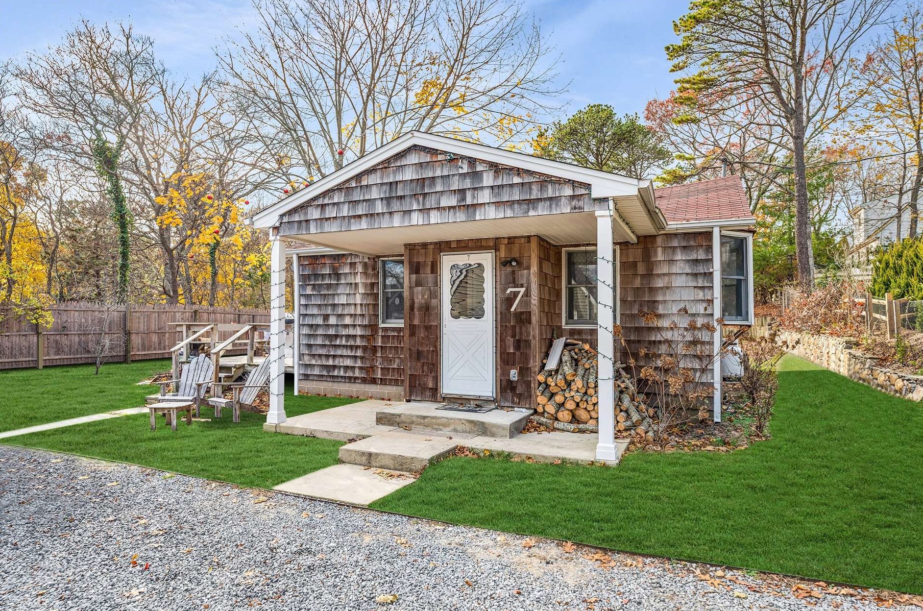 7 Hubbard St, Hampton Bays, NY 11946