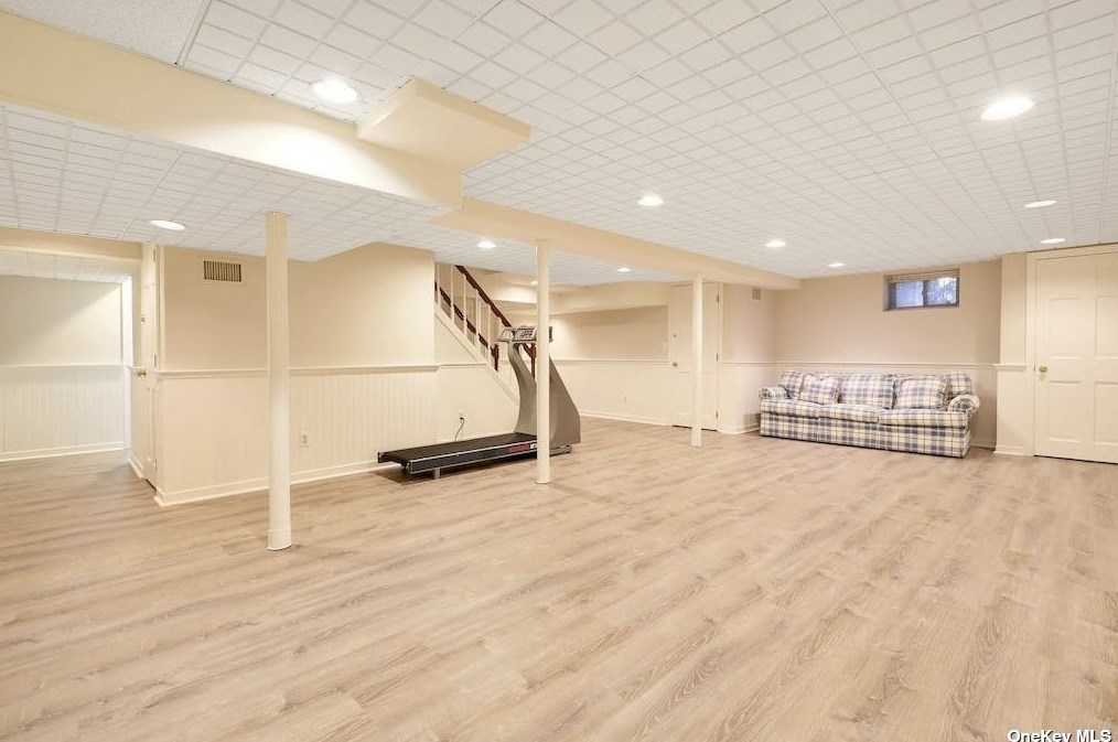 272 Chapel Rd, North Hills NY  11030-3726 exterior